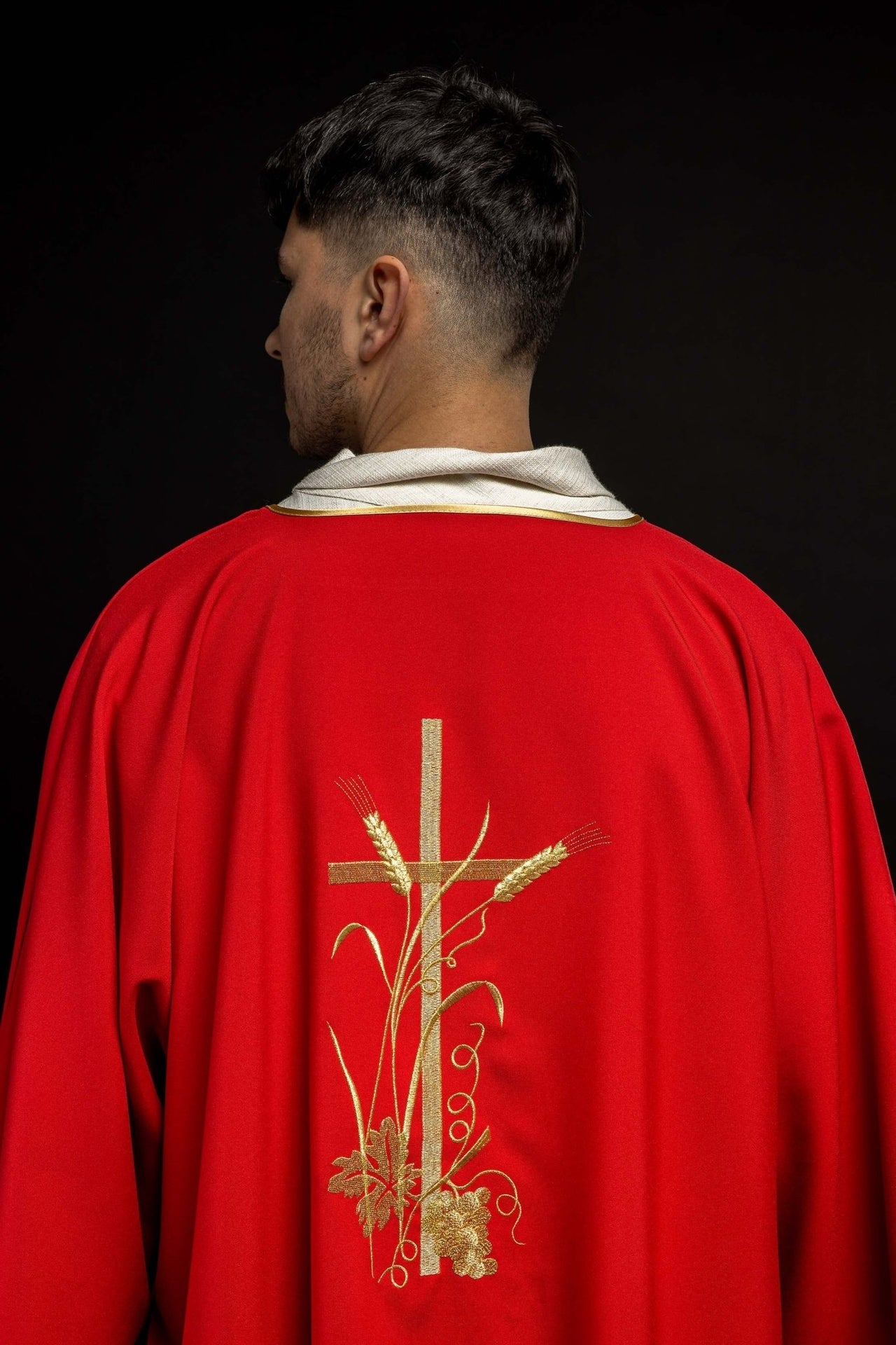 Czerwona dalmatyka z złotym haftem krzyża Pax