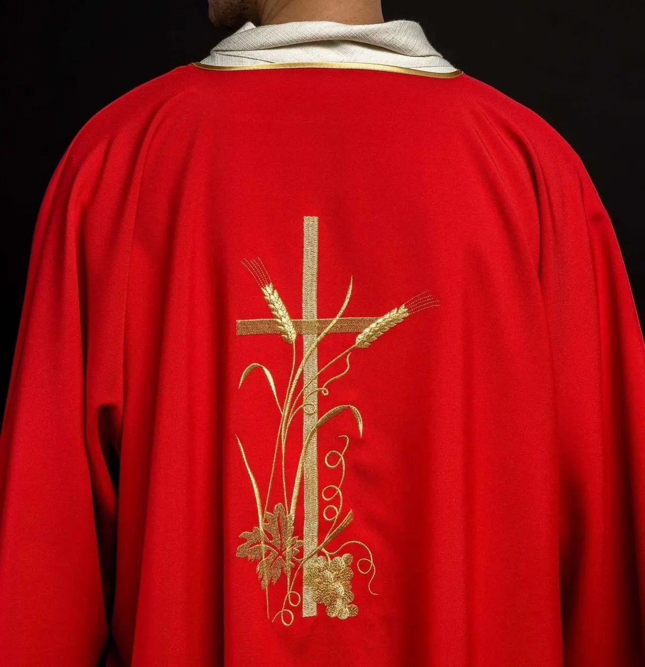Dalmatique rouge avec broderie de croix Pax dorée
