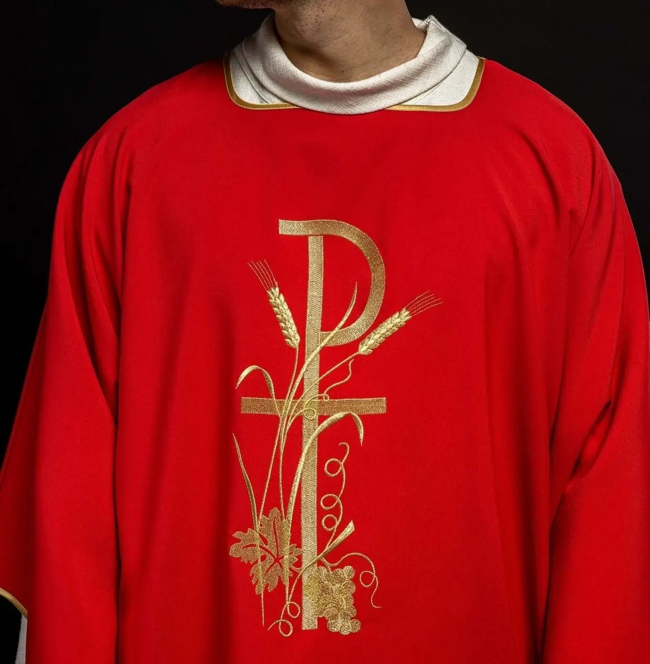 Dalmatique rouge avec broderie de croix Pax dorée