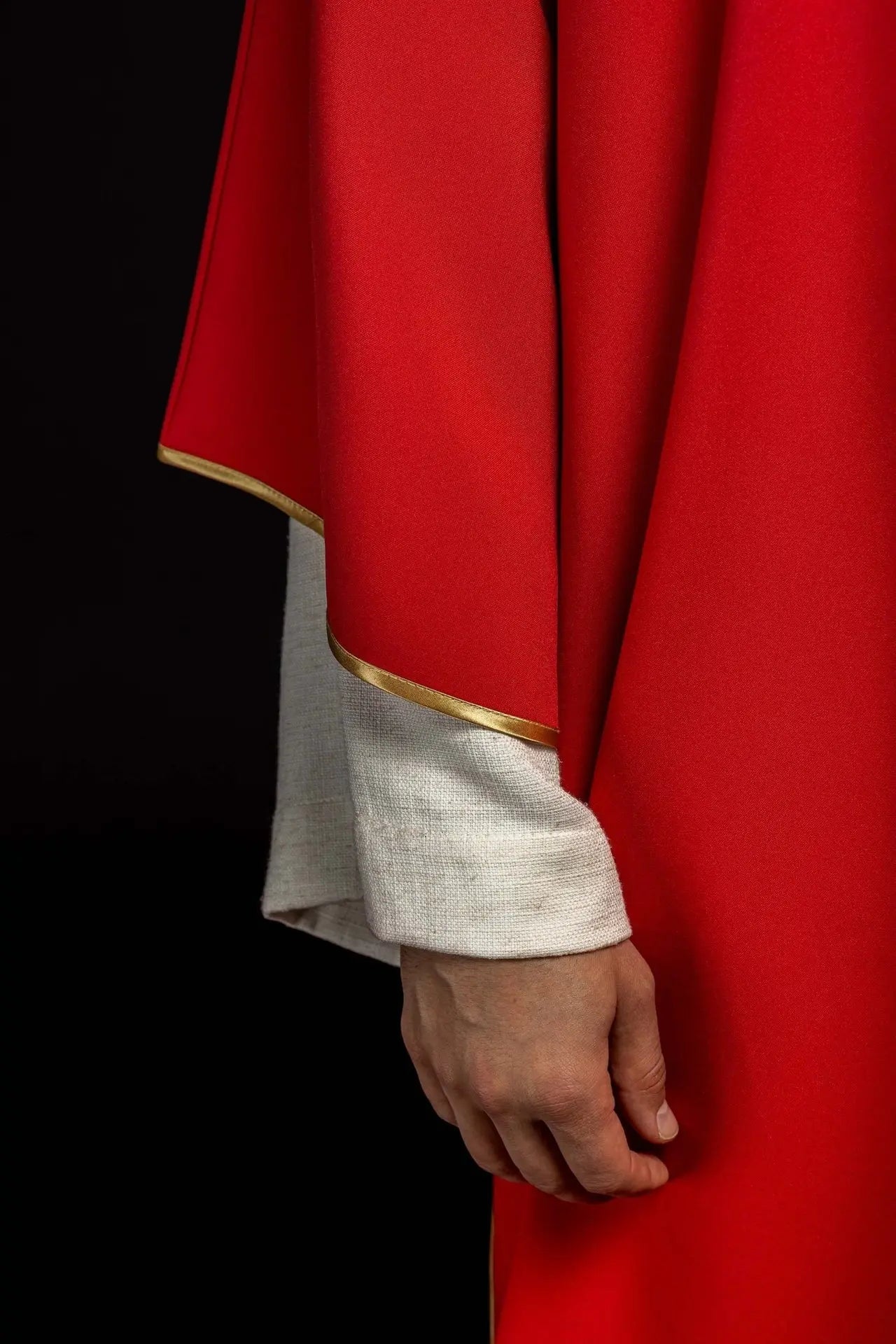 Dalmatique rouge avec broderie de croix Pax dorée