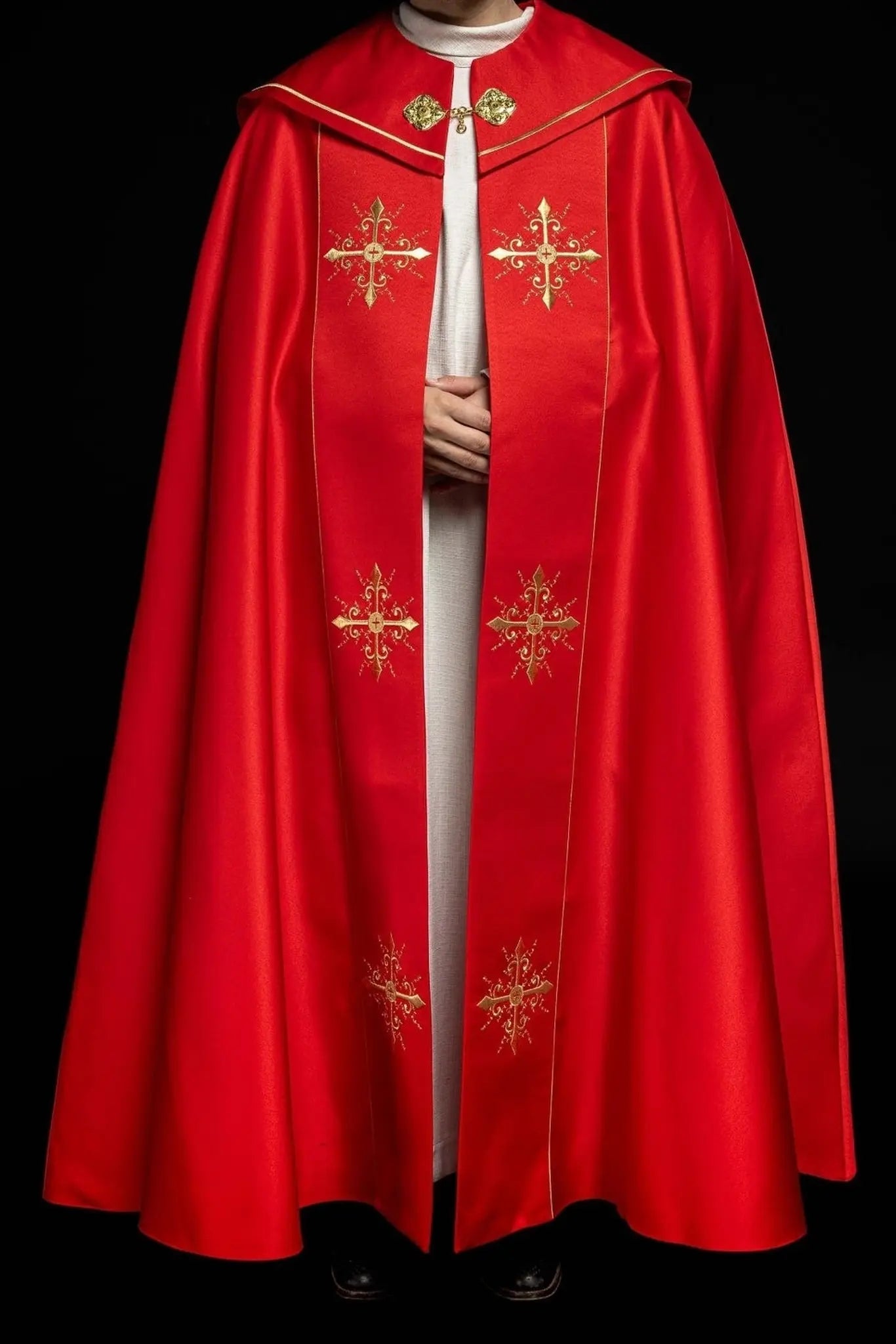 Chape liturgique rouge avec broderie de croix dorées