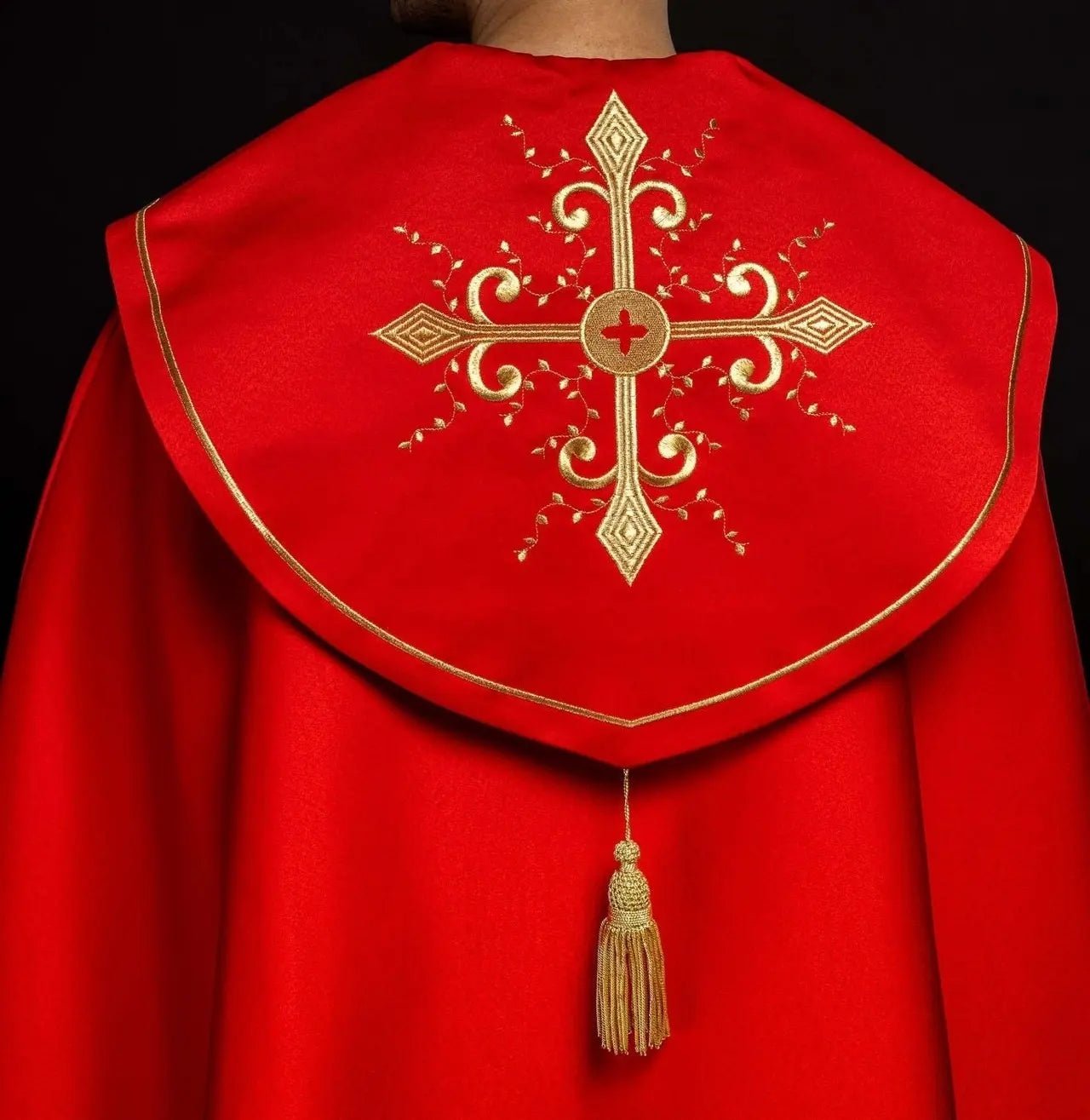 Chape liturgique rouge avec broderie de croix dorées