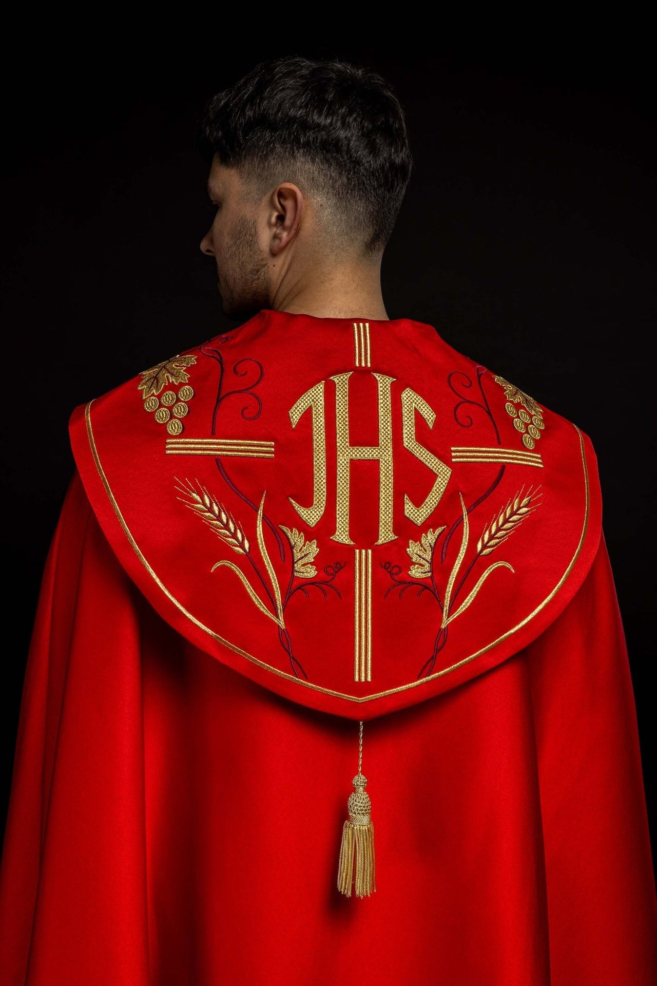 Czerwona kapa liturgiczna z złotym haftem IHS i winogron