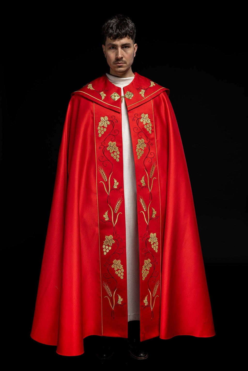 Czerwona kapa liturgiczna z złotym haftem IHS i winogron