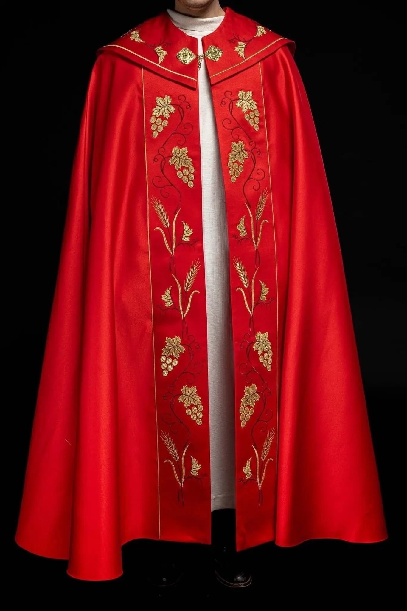 Chape liturgique rouge avec broderie dorée IHS et raisin