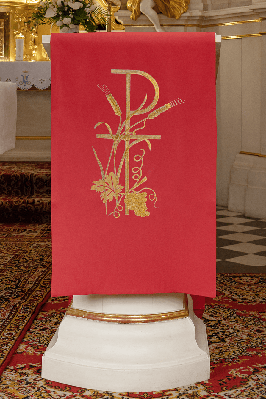Czerwona serweta na lektorium haftowana Krzyż i Pax