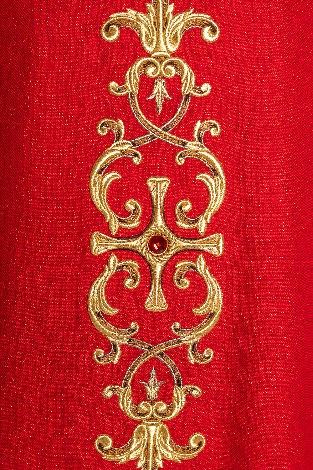 Czerwony ornat bogato haftowany z kamieniami