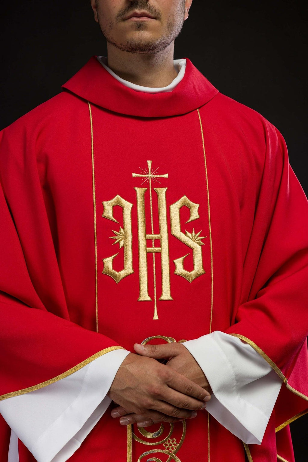 Czerwony ornat haftowany IHS