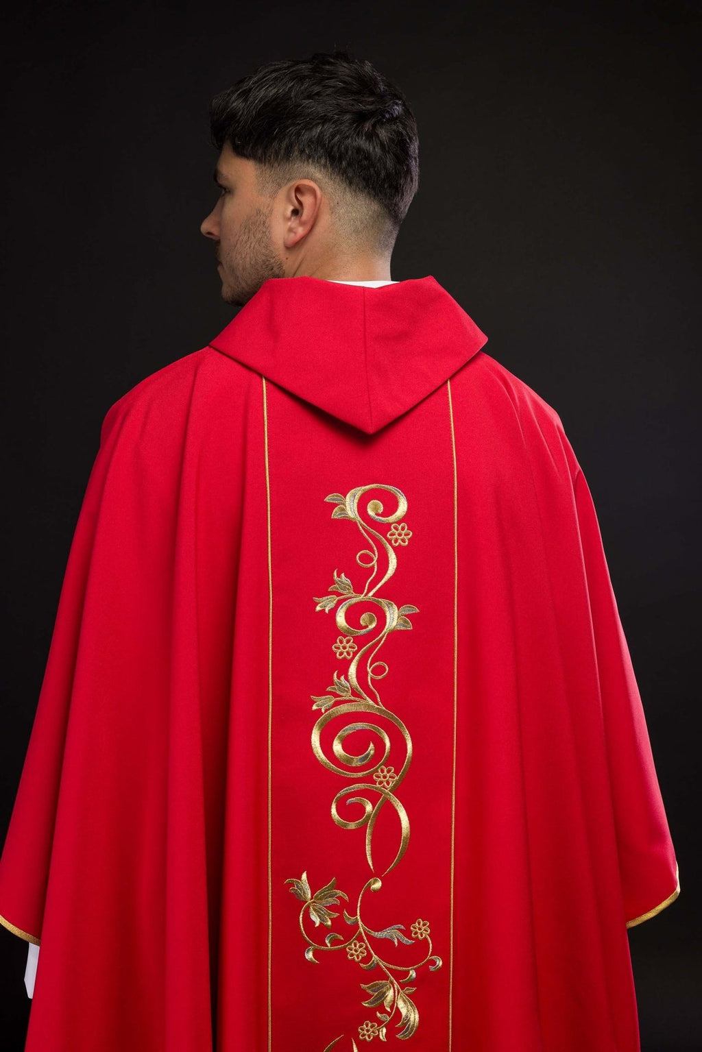 Czerwony ornat haftowany IHS