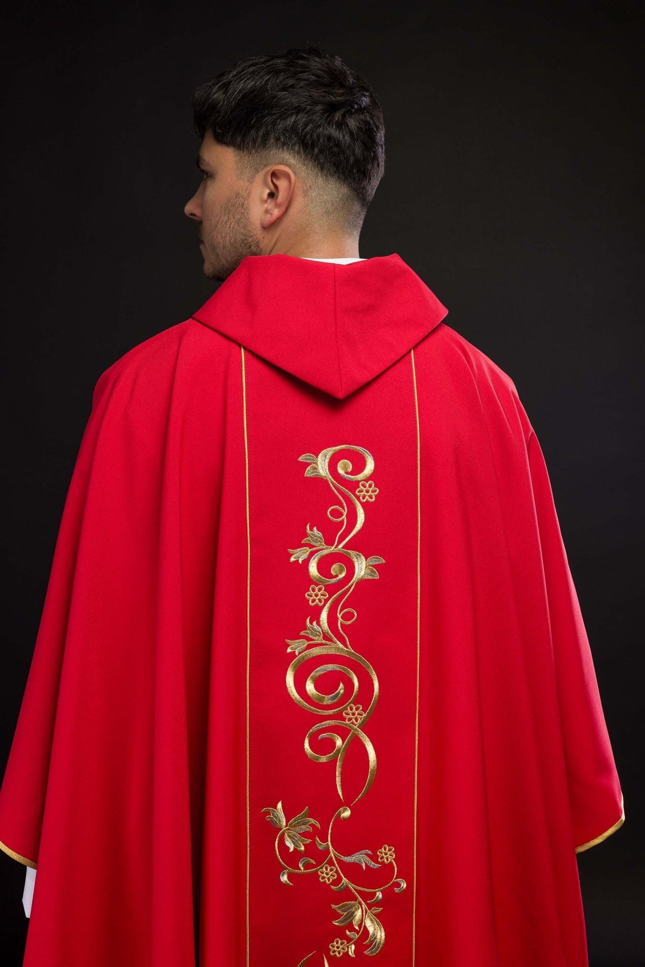 Czerwony ornat haftowany IHS