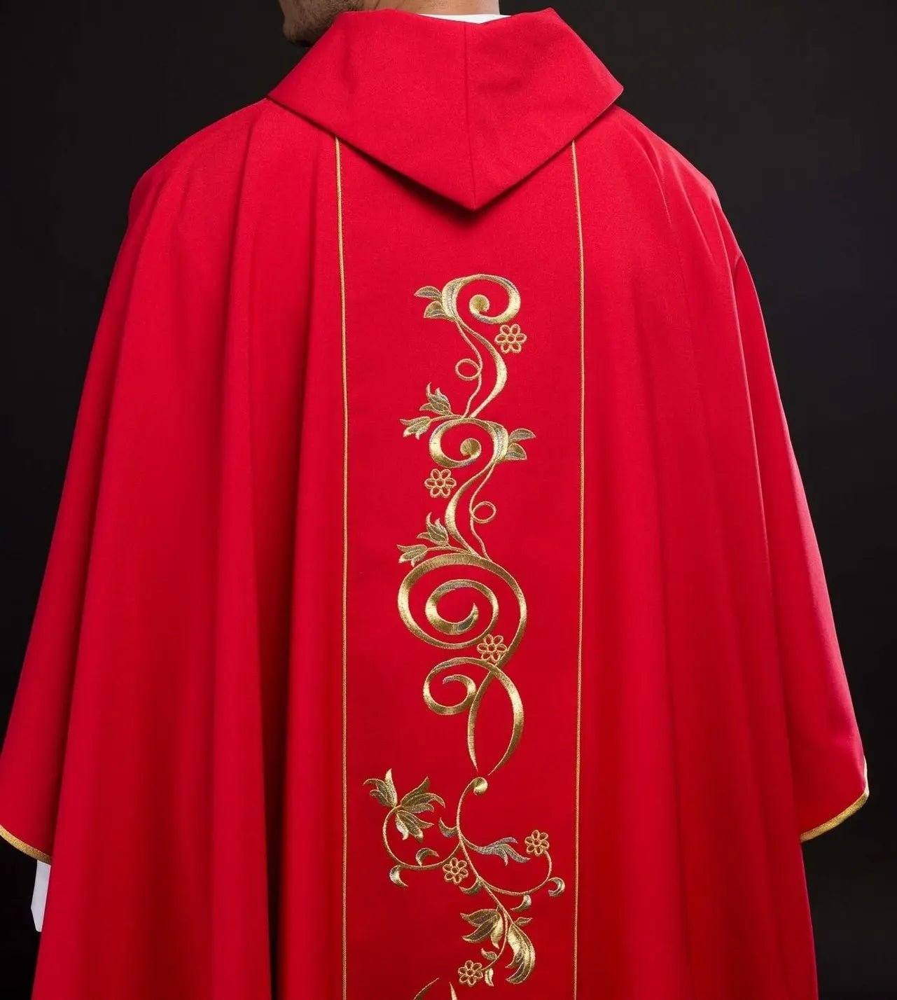 Chasuble rouge brodée avec IHS