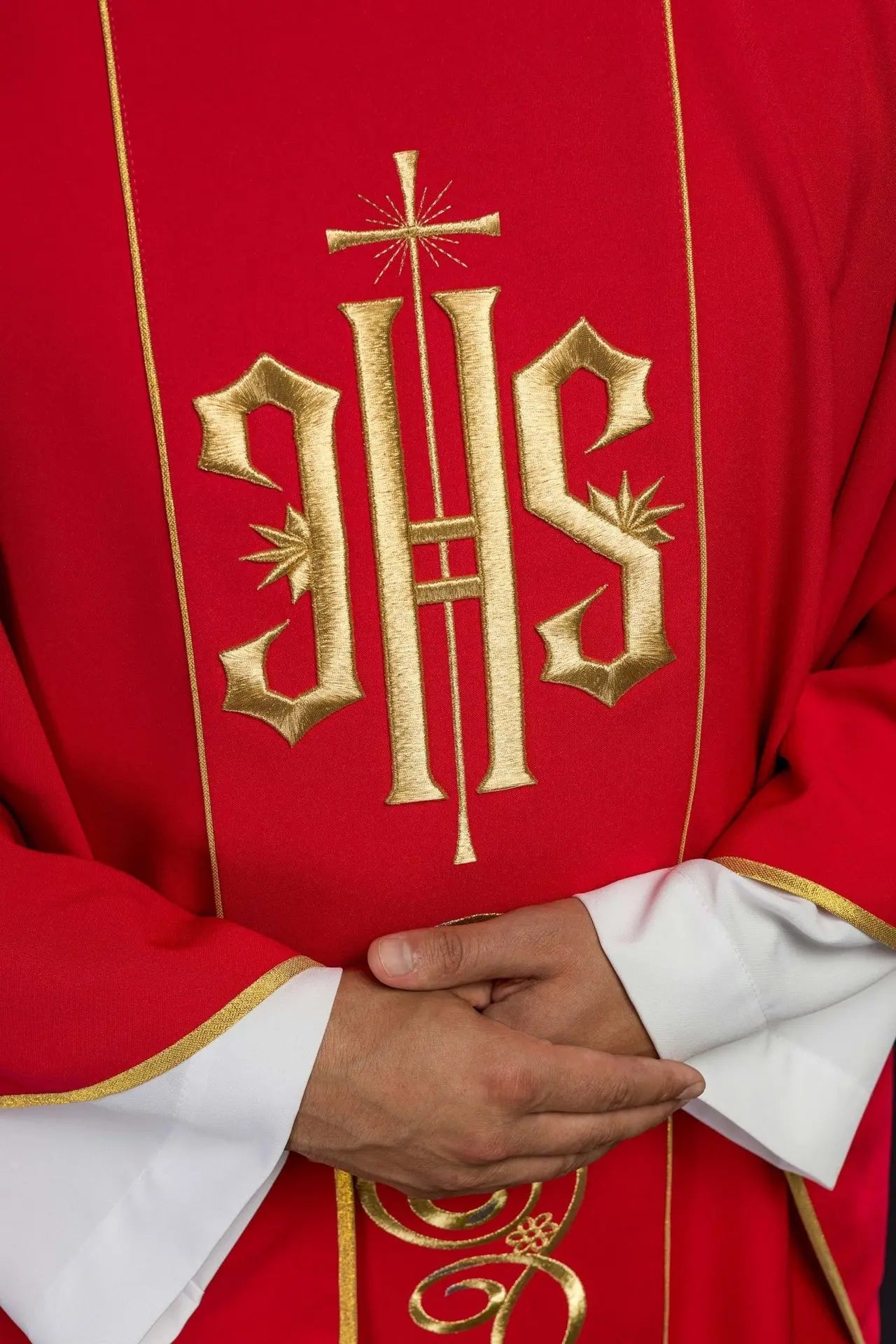 Chasuble rouge brodée avec IHS