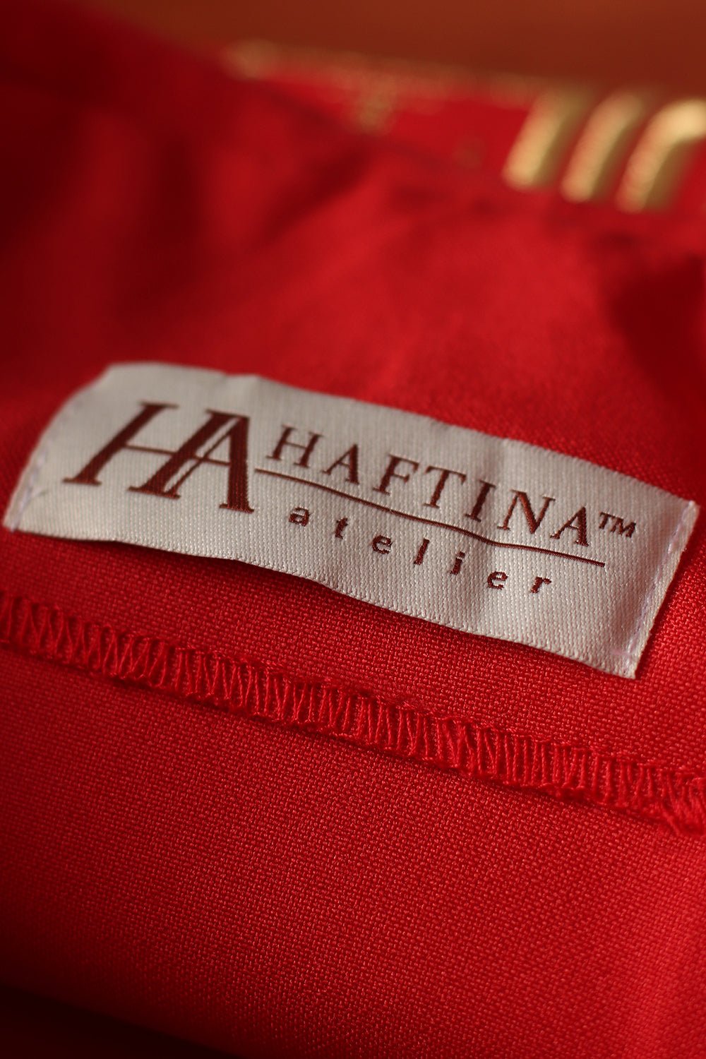 Czerwony ornat haftowany z motywem IHS