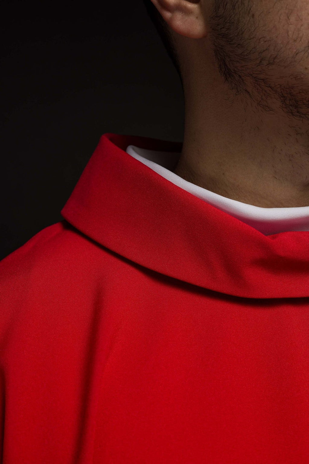 Czerwony ornat haftowany z motywem krzyża