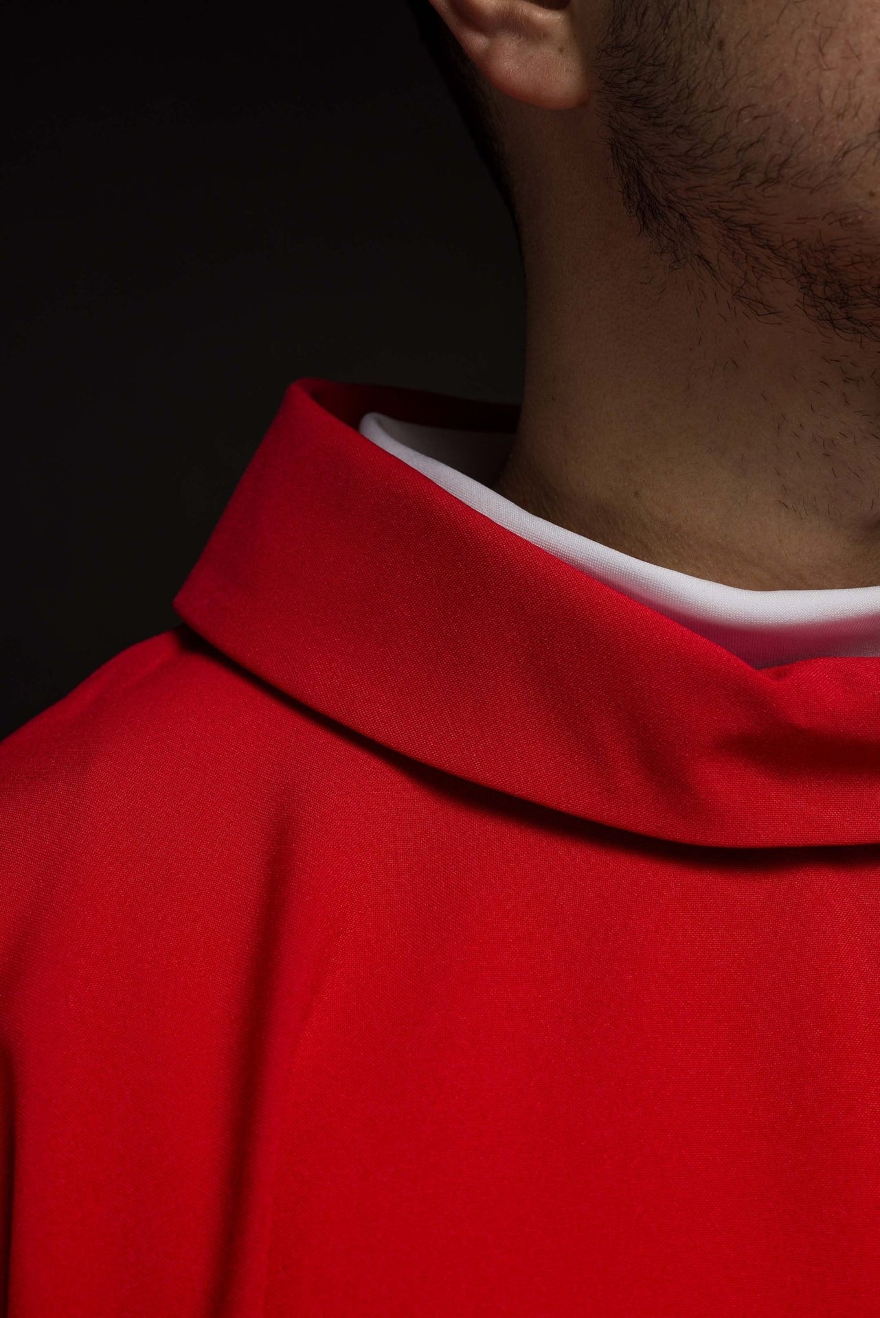 Czerwony ornat haftowany z motywem krzyża