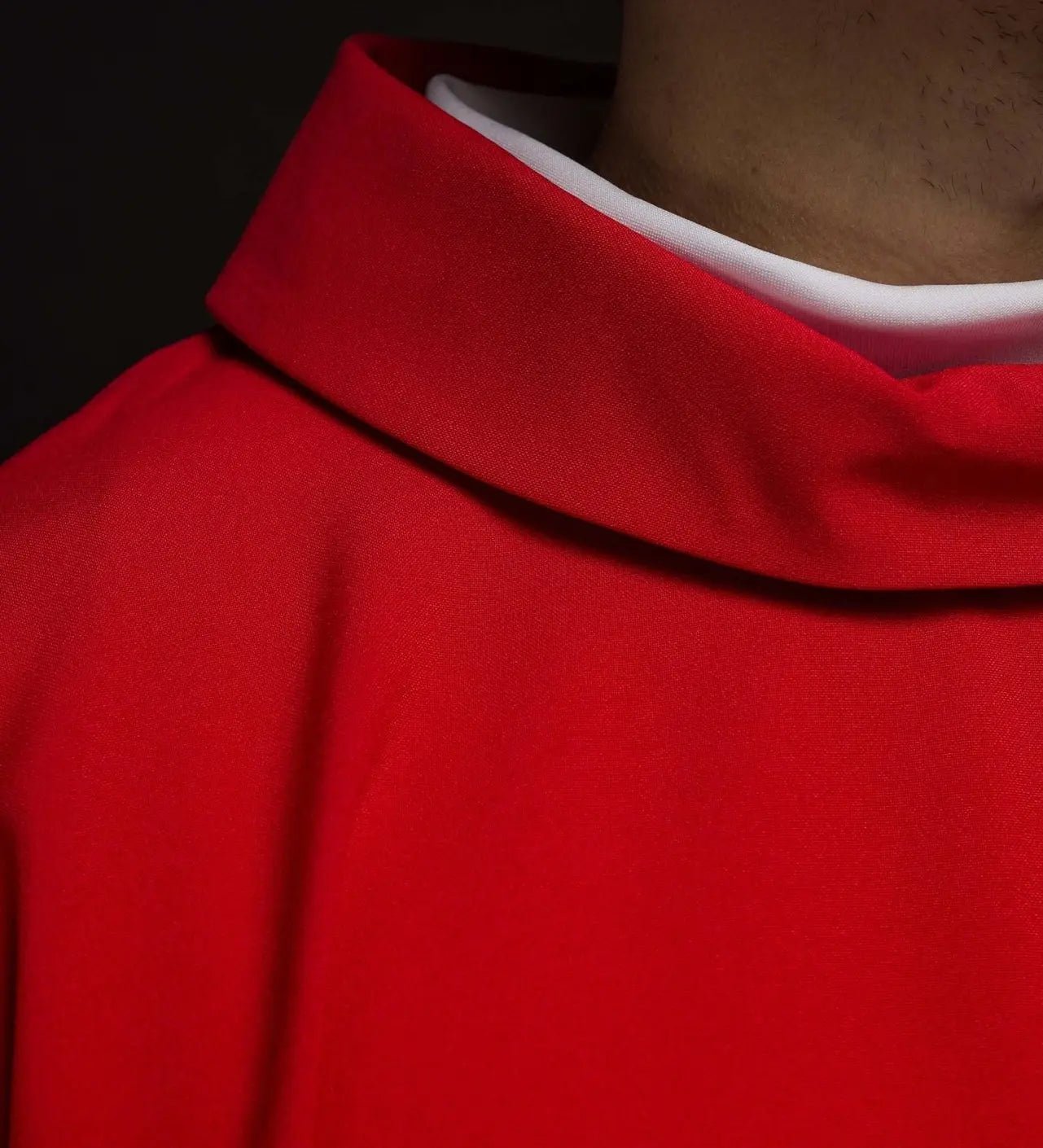Chasuble rouge brodée avec motif de croix