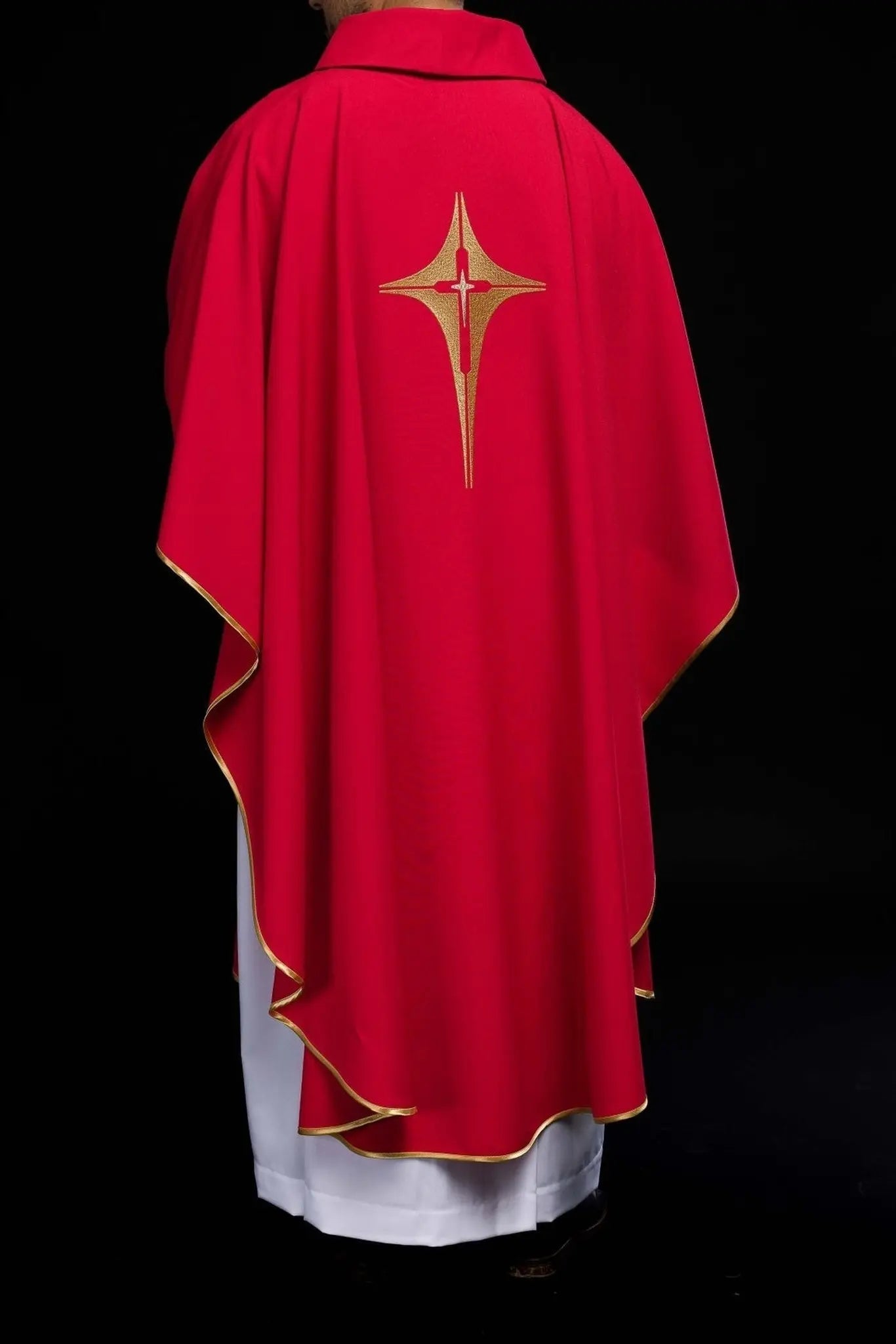 Chasuble rouge brodée avec motif de croix