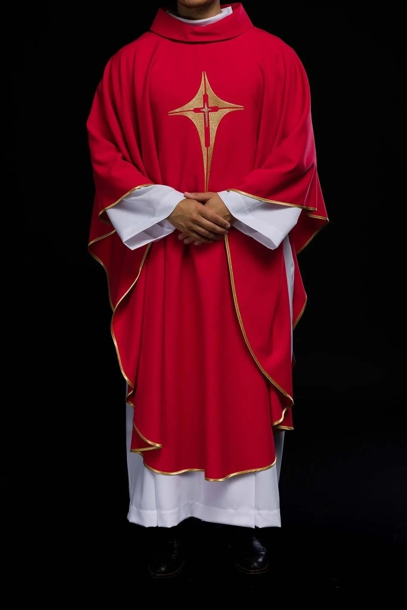 Chasuble rouge brodée avec motif de croix