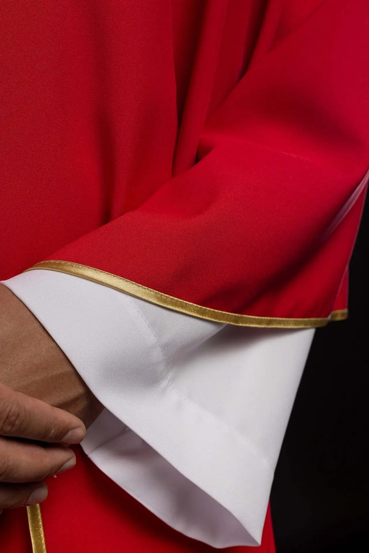 Chasuble rouge brodée avec motif de croix