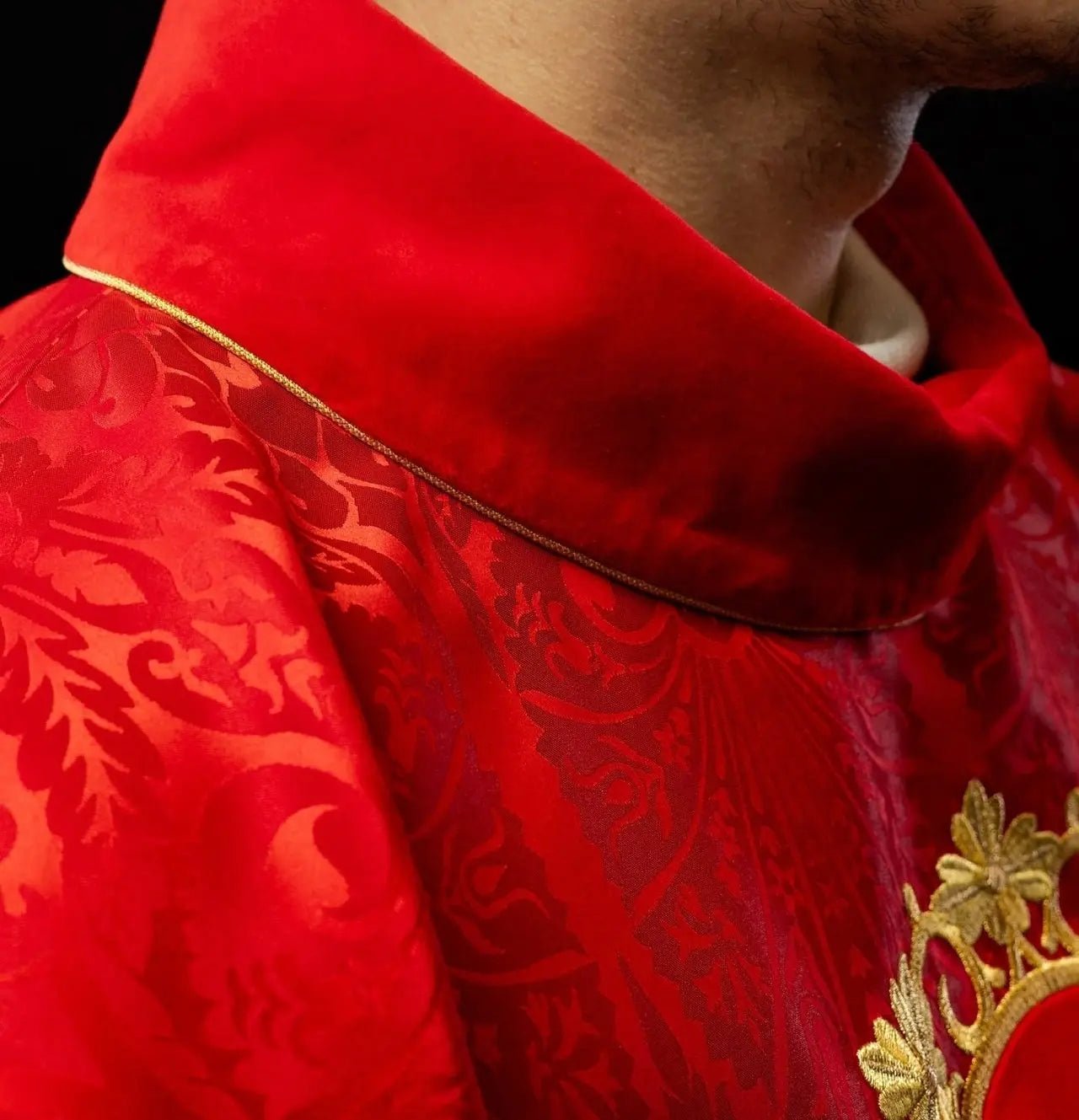 Chasuble rouge brodée avec le motif de Jésus-Christ