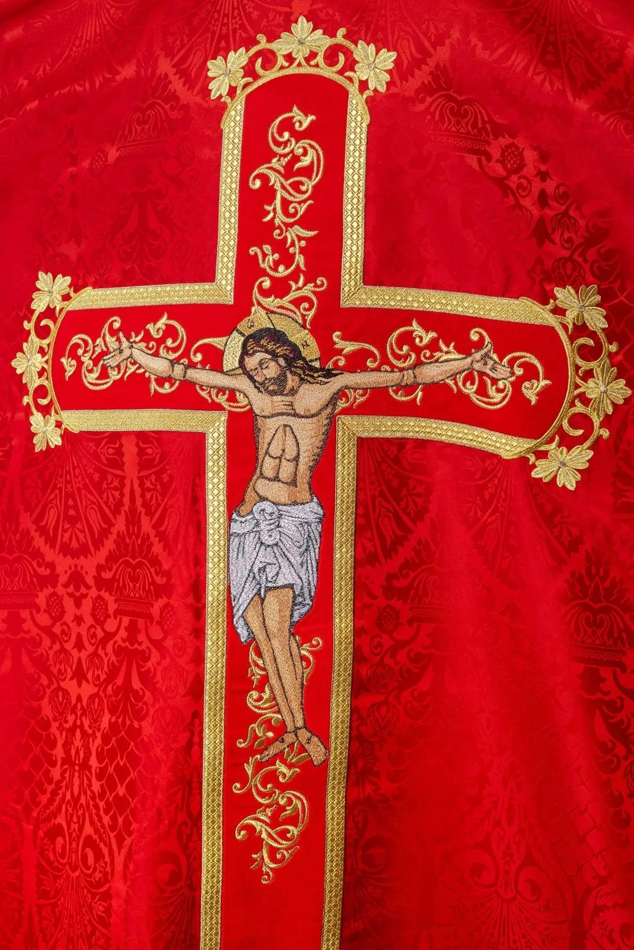 Chasuble rouge brodée avec le motif de Jésus-Christ