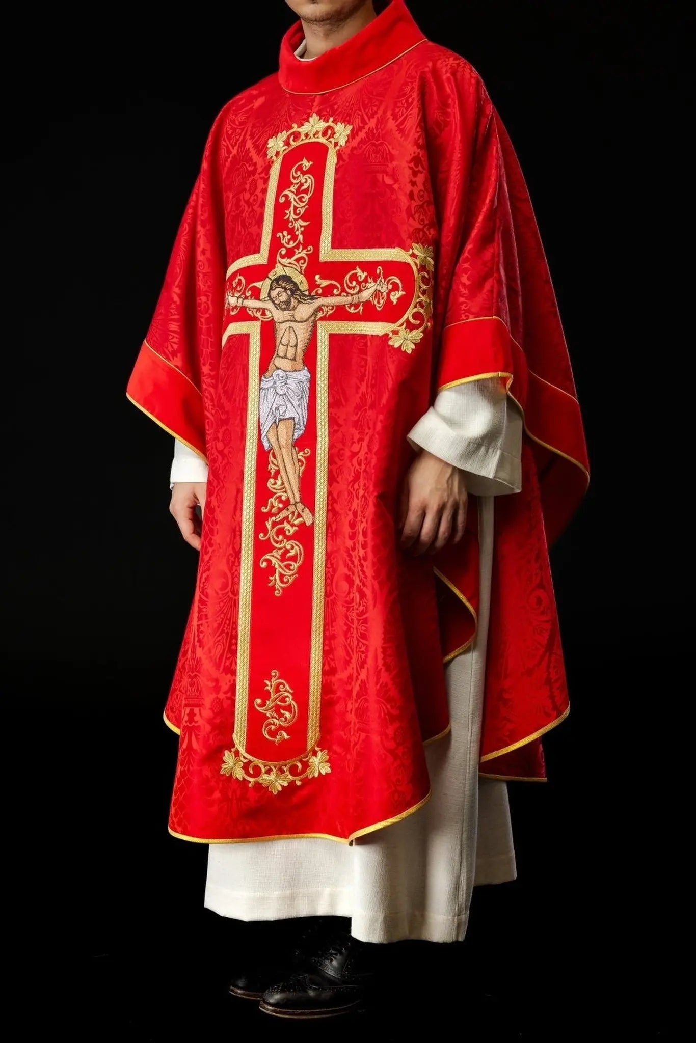 Chasuble rouge brodée avec le motif de Jésus-Christ