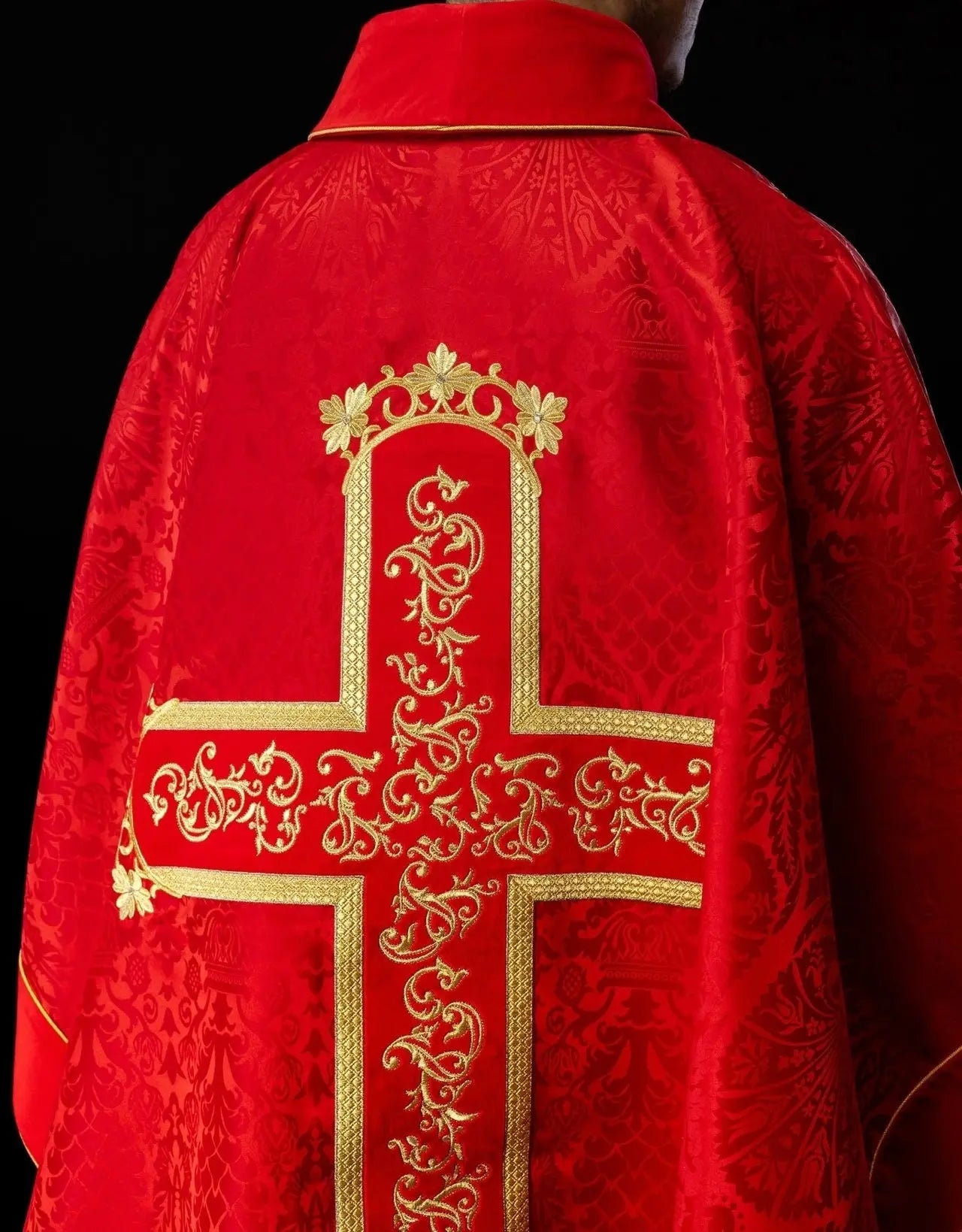 Chasuble rouge brodée avec le motif de Jésus-Christ