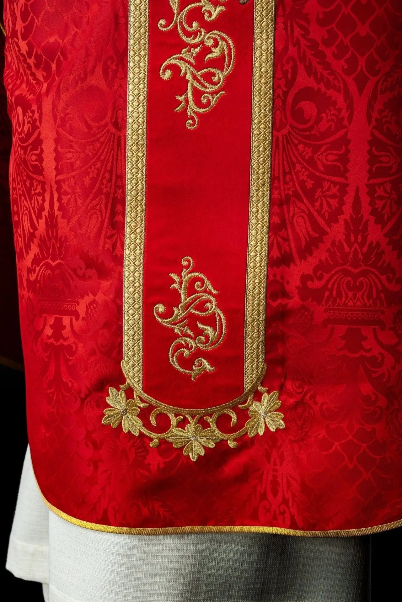 Chasuble rouge brodée avec le motif de Jésus-Christ