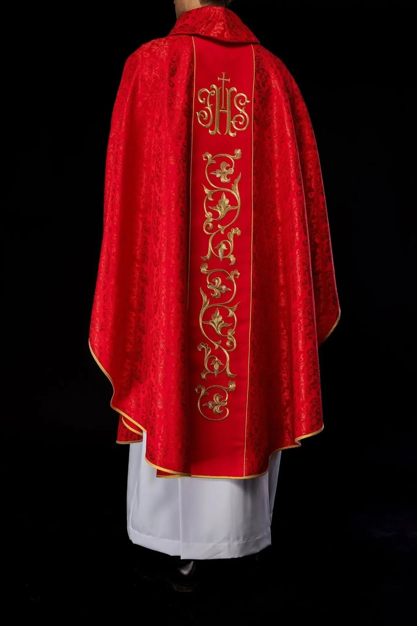 Chasuble liturgique rouge avec ceinture IHS richement décorée