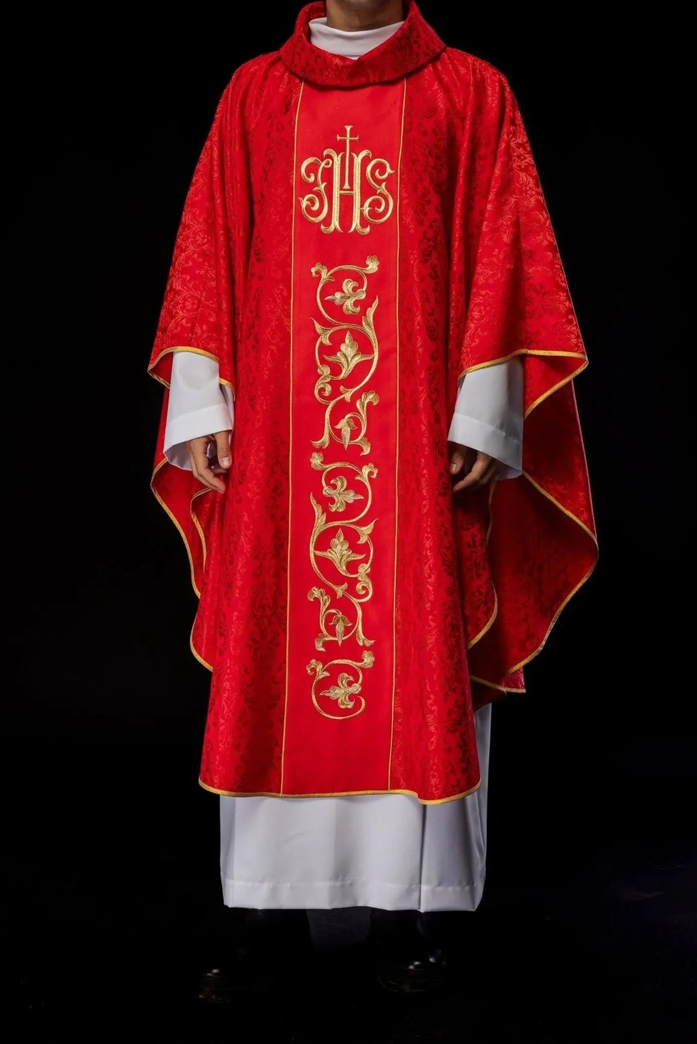 Chasuble liturgique rouge avec ceinture IHS richement décorée
