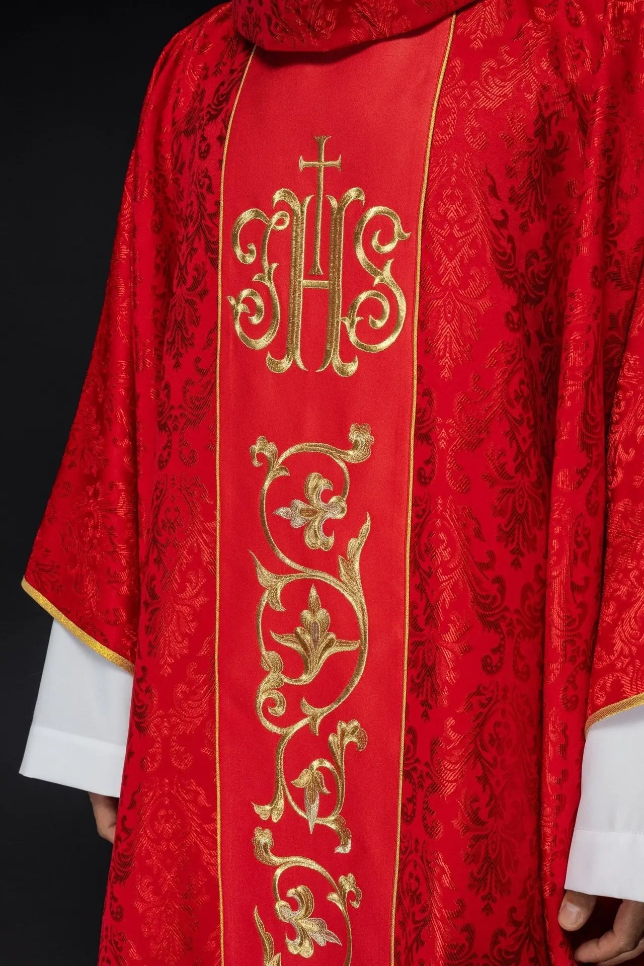 Chasuble liturgique rouge avec ceinture IHS richement décorée