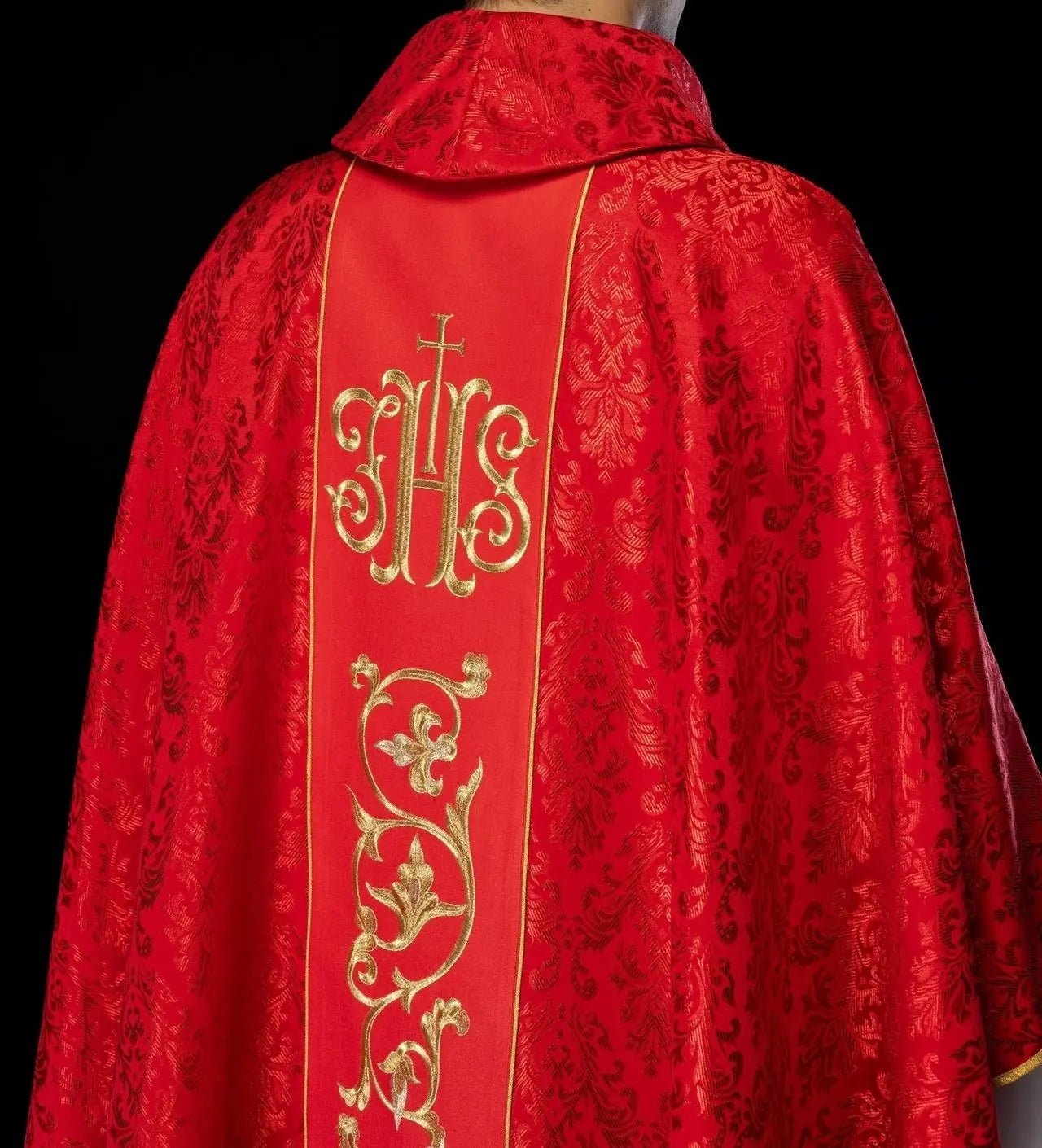Chasuble liturgique rouge avec ceinture IHS richement décorée