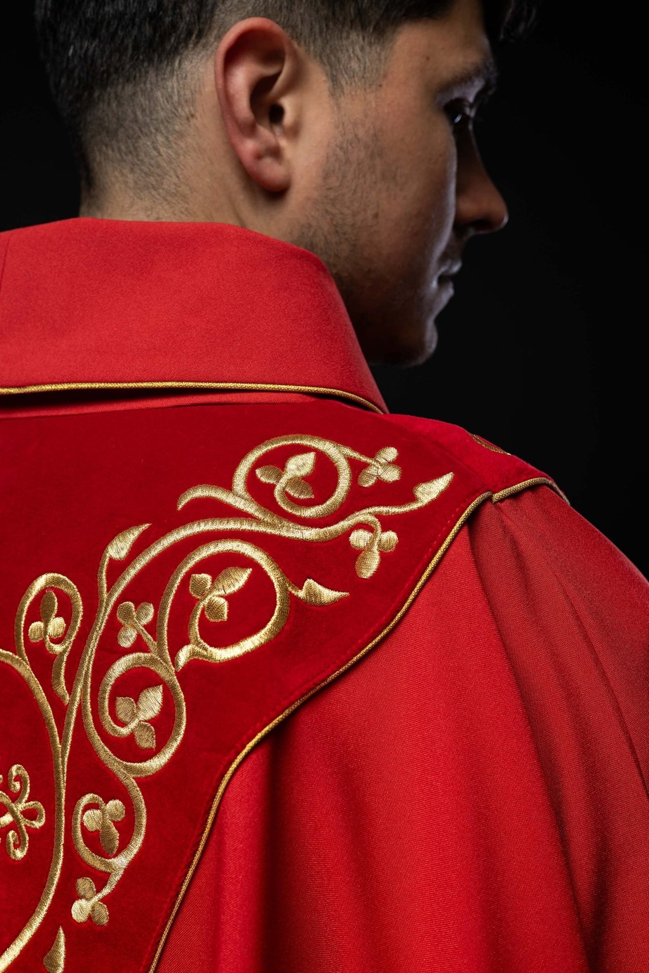 Czerwony ornat liturgiczny zdobiony haftem na aksamicie