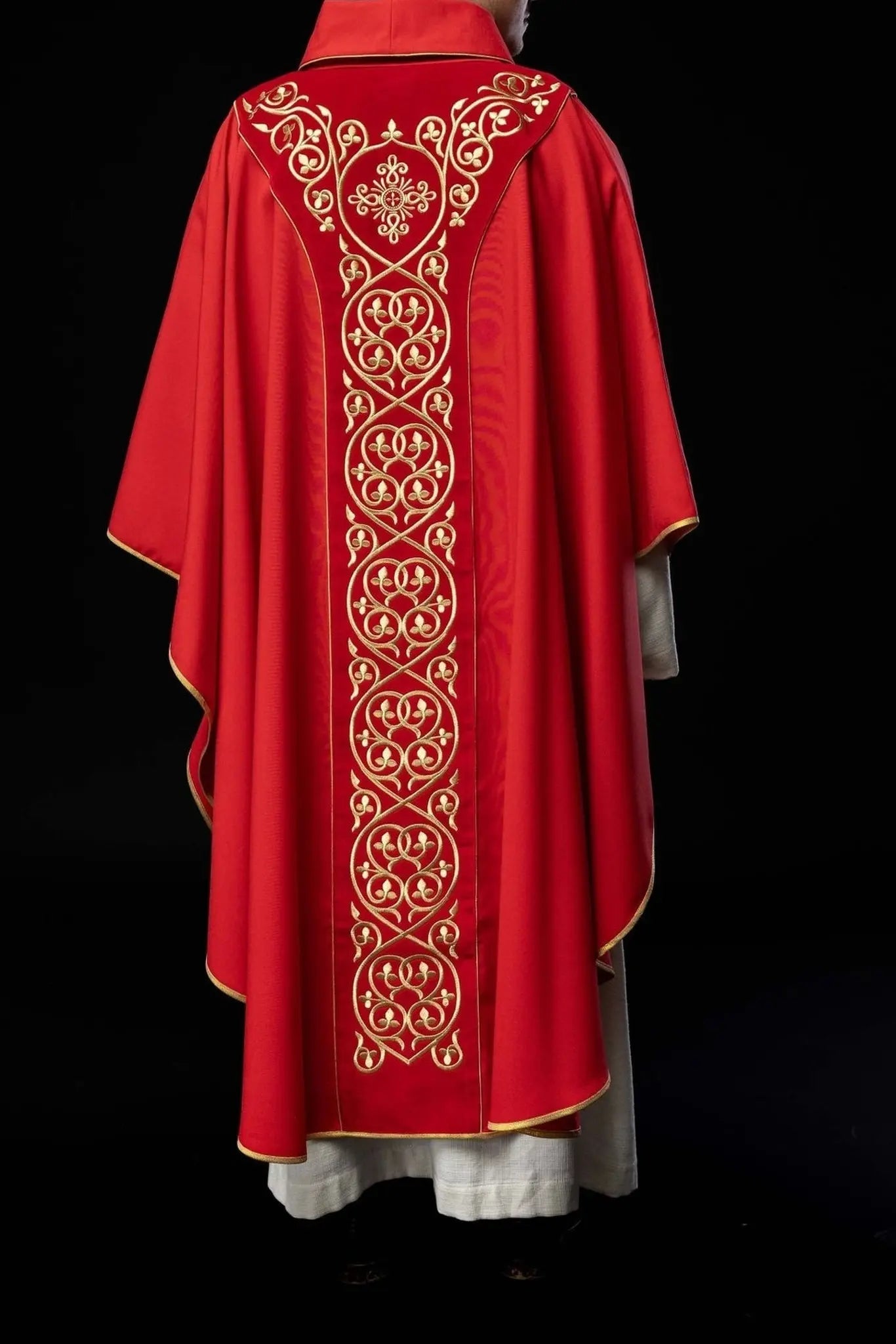 Chasuble liturgique rouge décorée de broderies sur velours