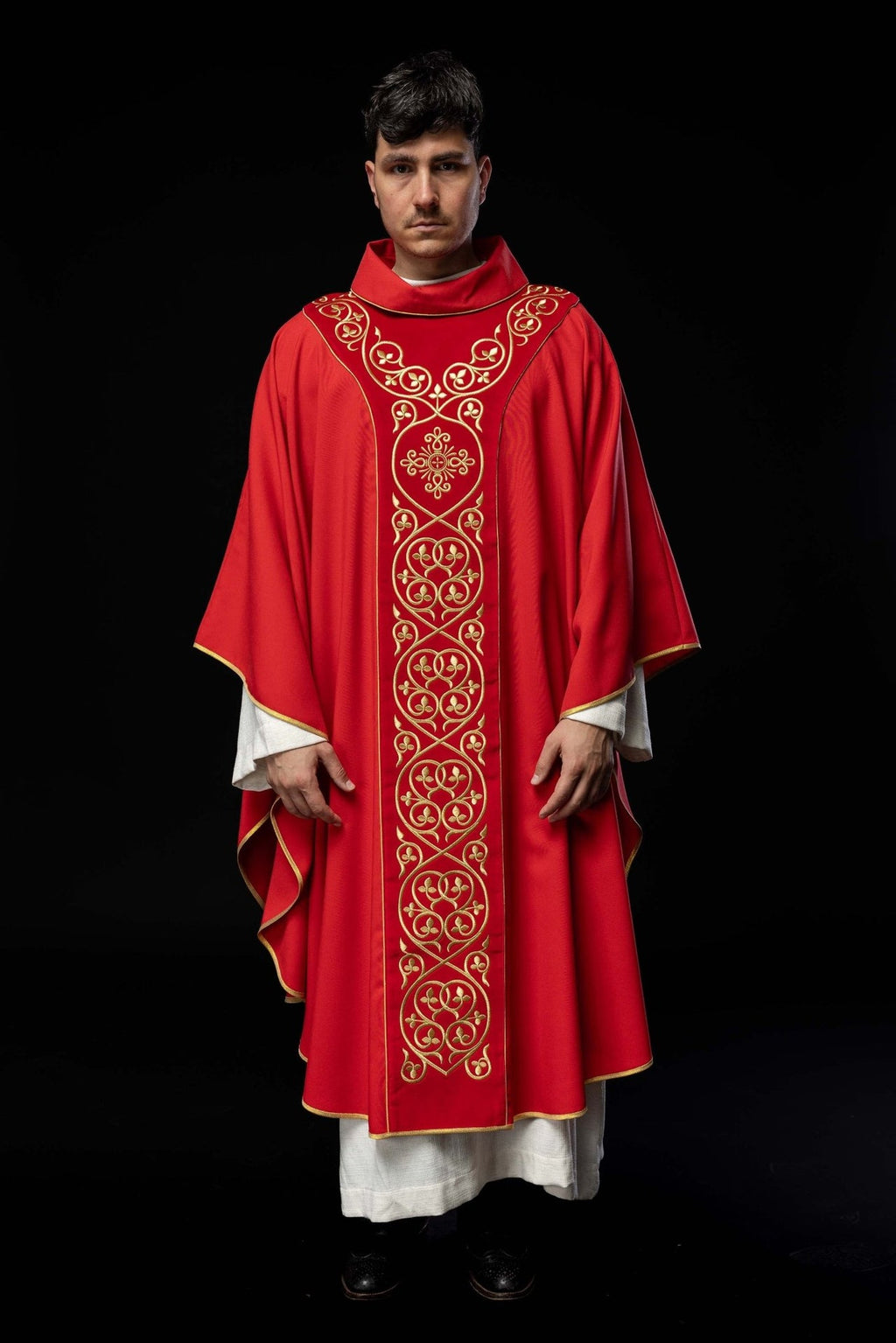 Czerwony ornat liturgiczny zdobiony haftem na aksamicie