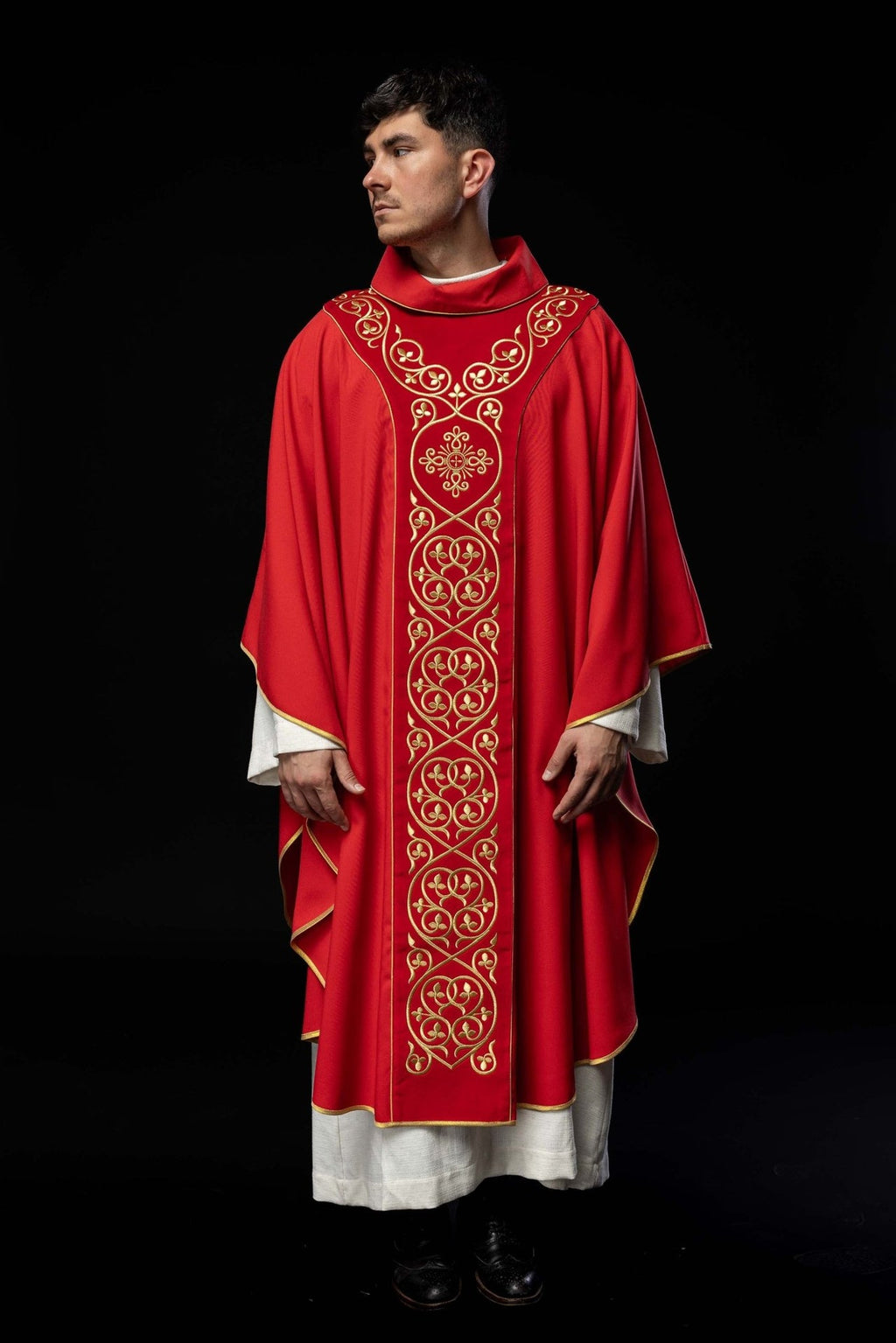 Czerwony ornat liturgiczny zdobiony haftem na aksamicie