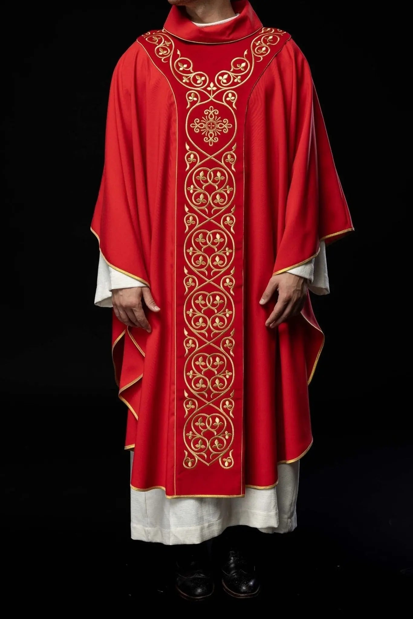Chasuble liturgique rouge décorée de broderies sur velours
