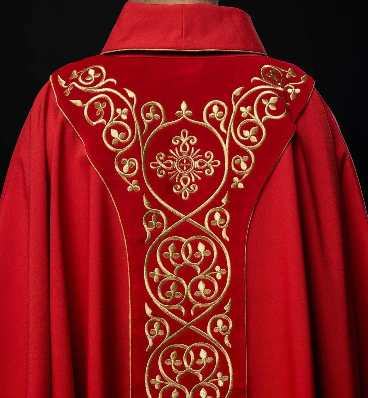 Chasuble liturgique rouge décorée de broderies sur velours