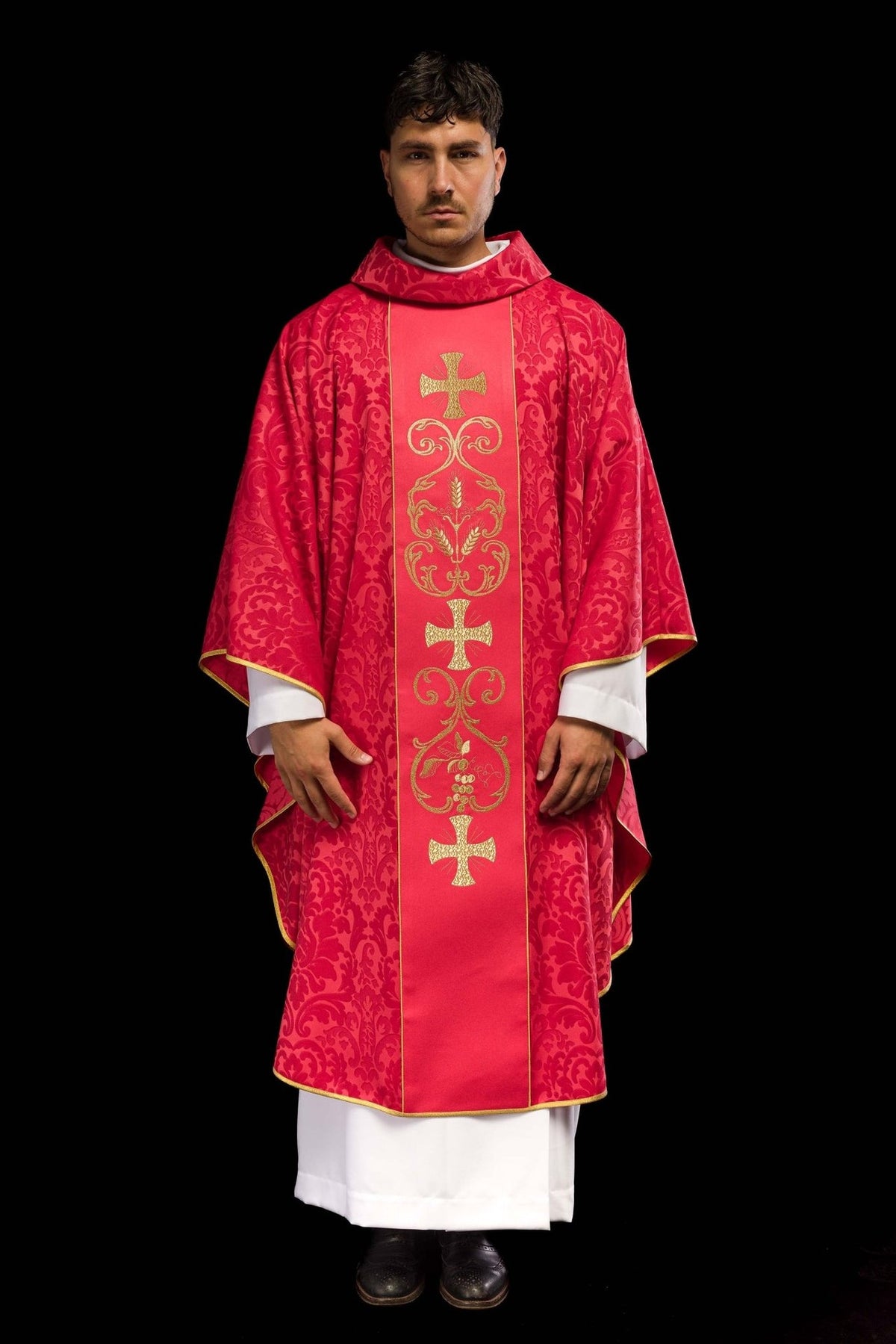 Czerwony ornat liturgiczny zdobiony haftowanym pasem