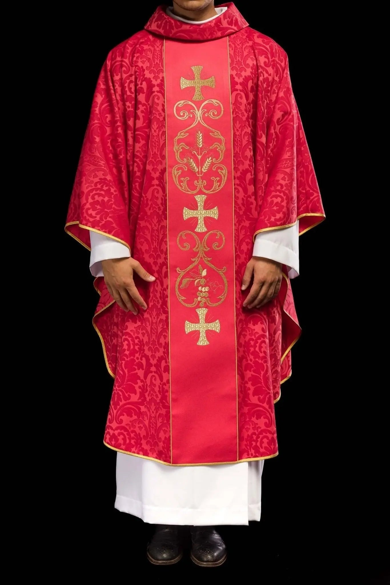 Chasuble liturgique rouge décorée d'une ceinture brodée