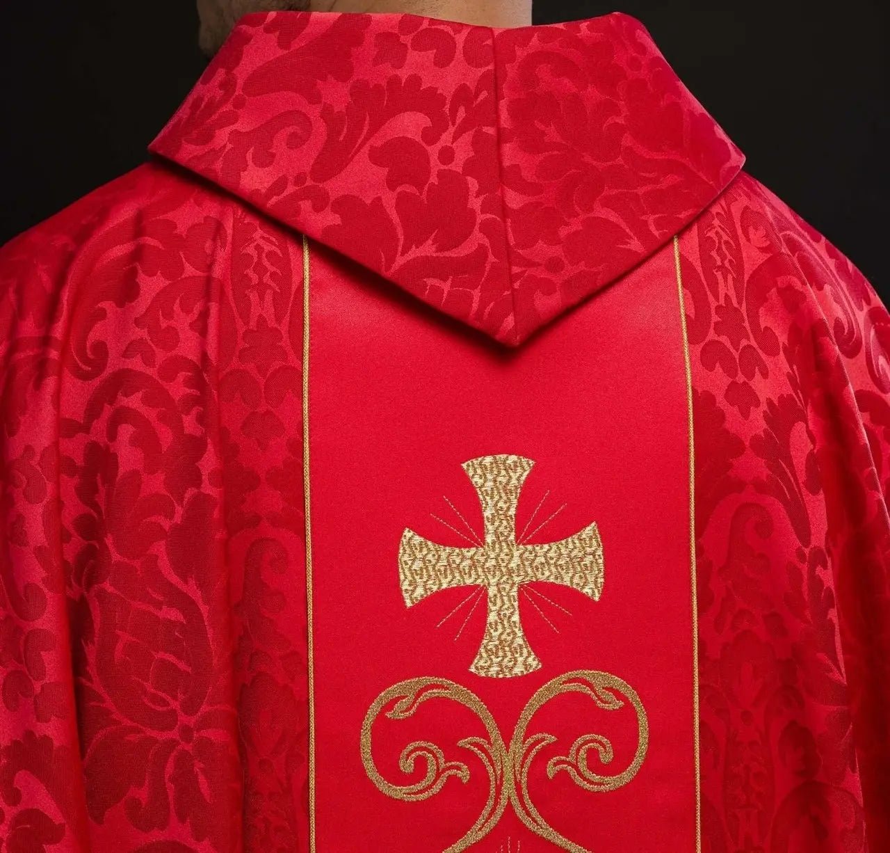 Chasuble liturgique rouge décorée d'une ceinture brodée