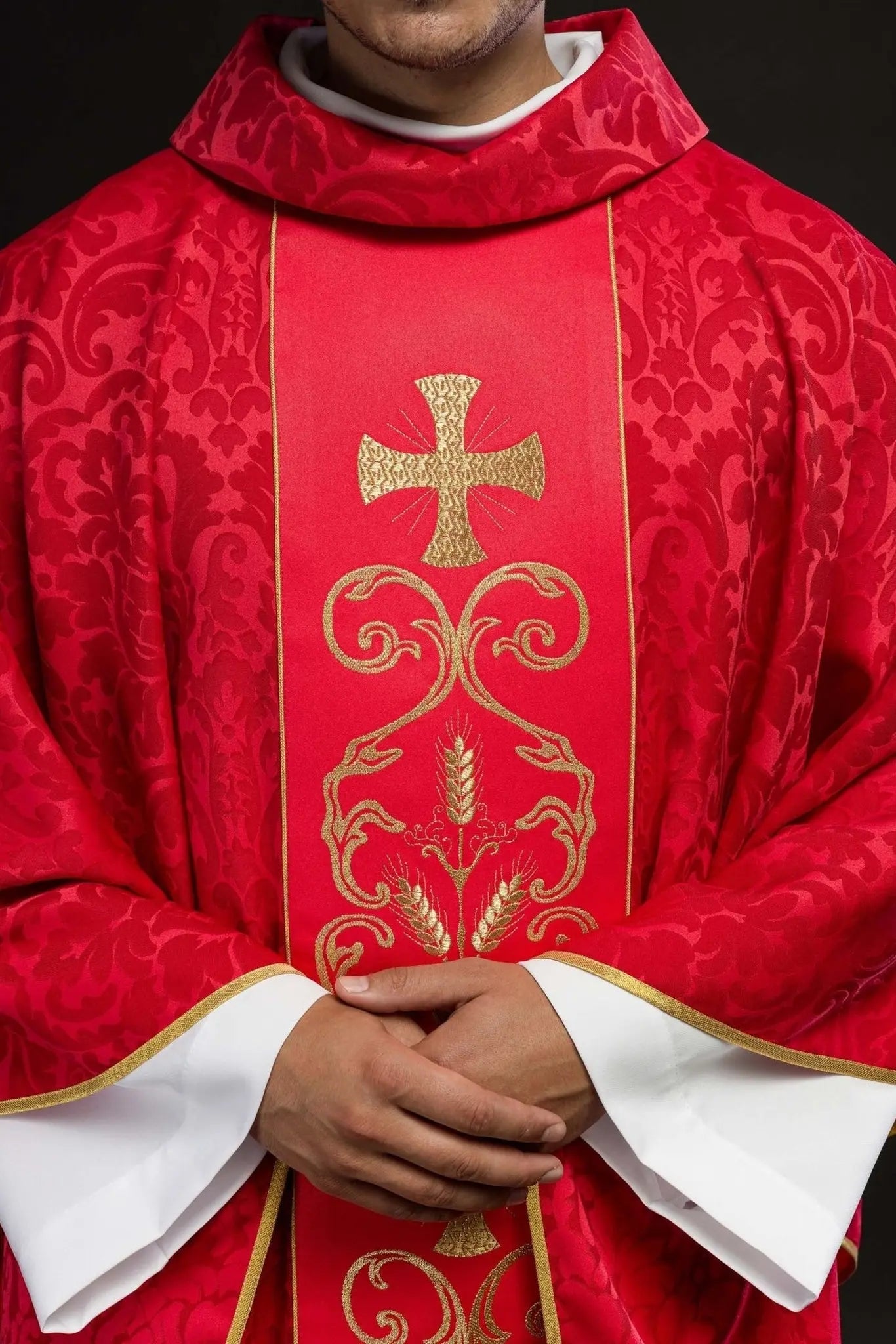 Chasuble liturgique rouge décorée d'une ceinture brodée
