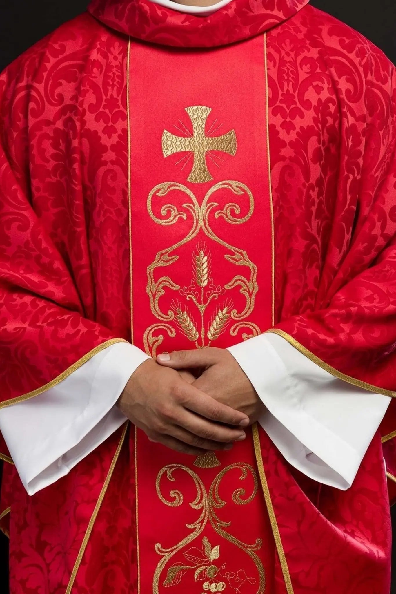 Chasuble liturgique rouge décorée d'une ceinture brodée