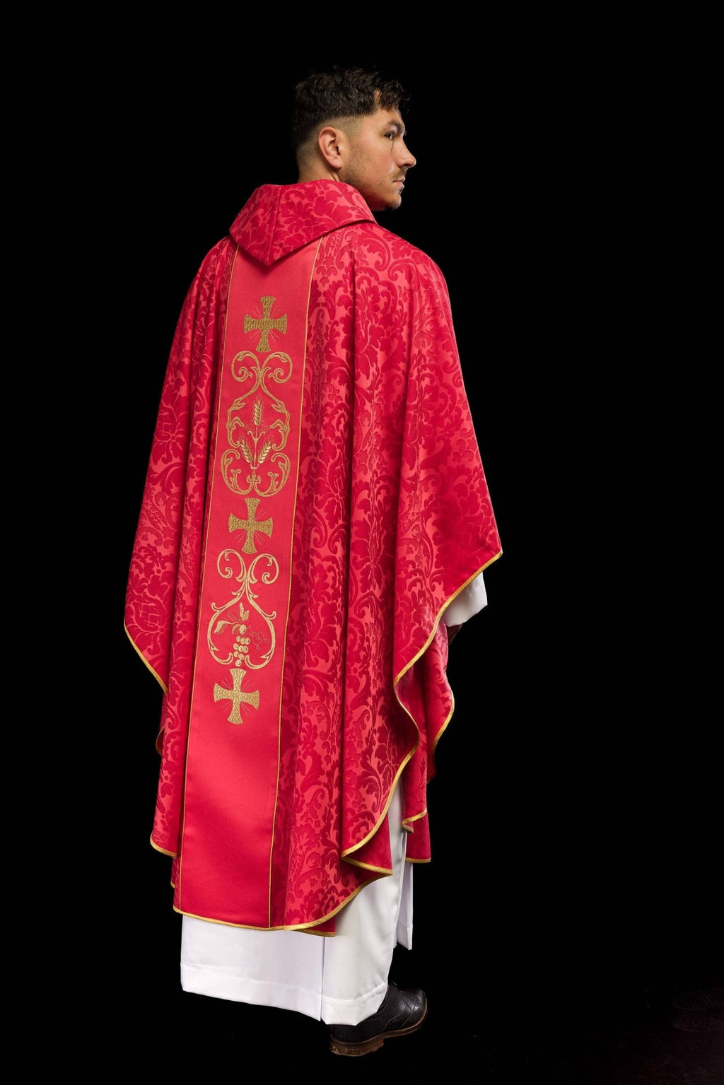 Czerwony ornat liturgiczny zdobiony haftowanym pasem