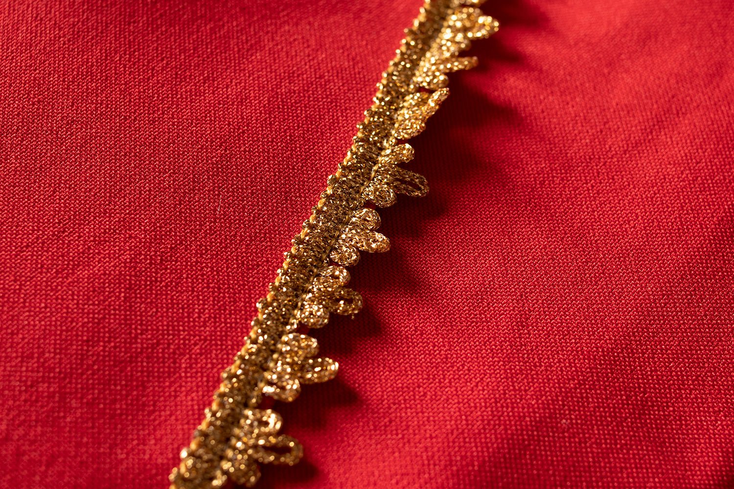 Czerwony ornat rzymski haftowany z motywem IHS