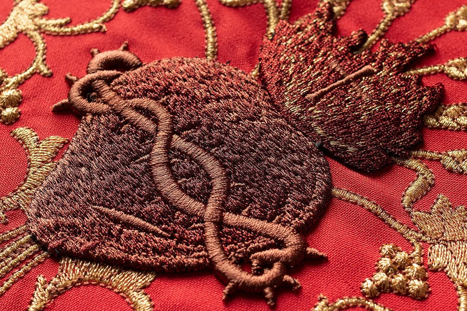 Chasuble romaine rouge brodée avec le motif du Cœur de Jésus-Christ