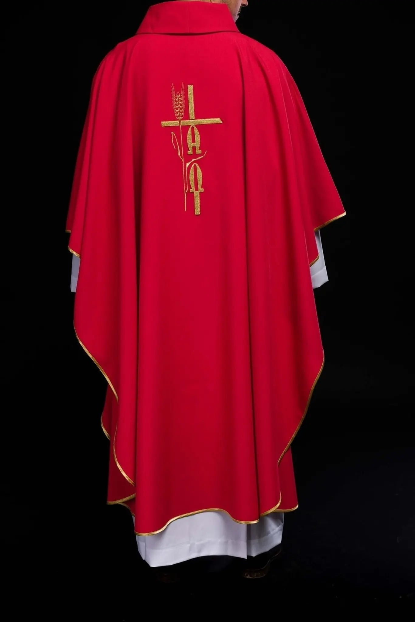 Chasuble rouge avec broderie Alpha Omega
