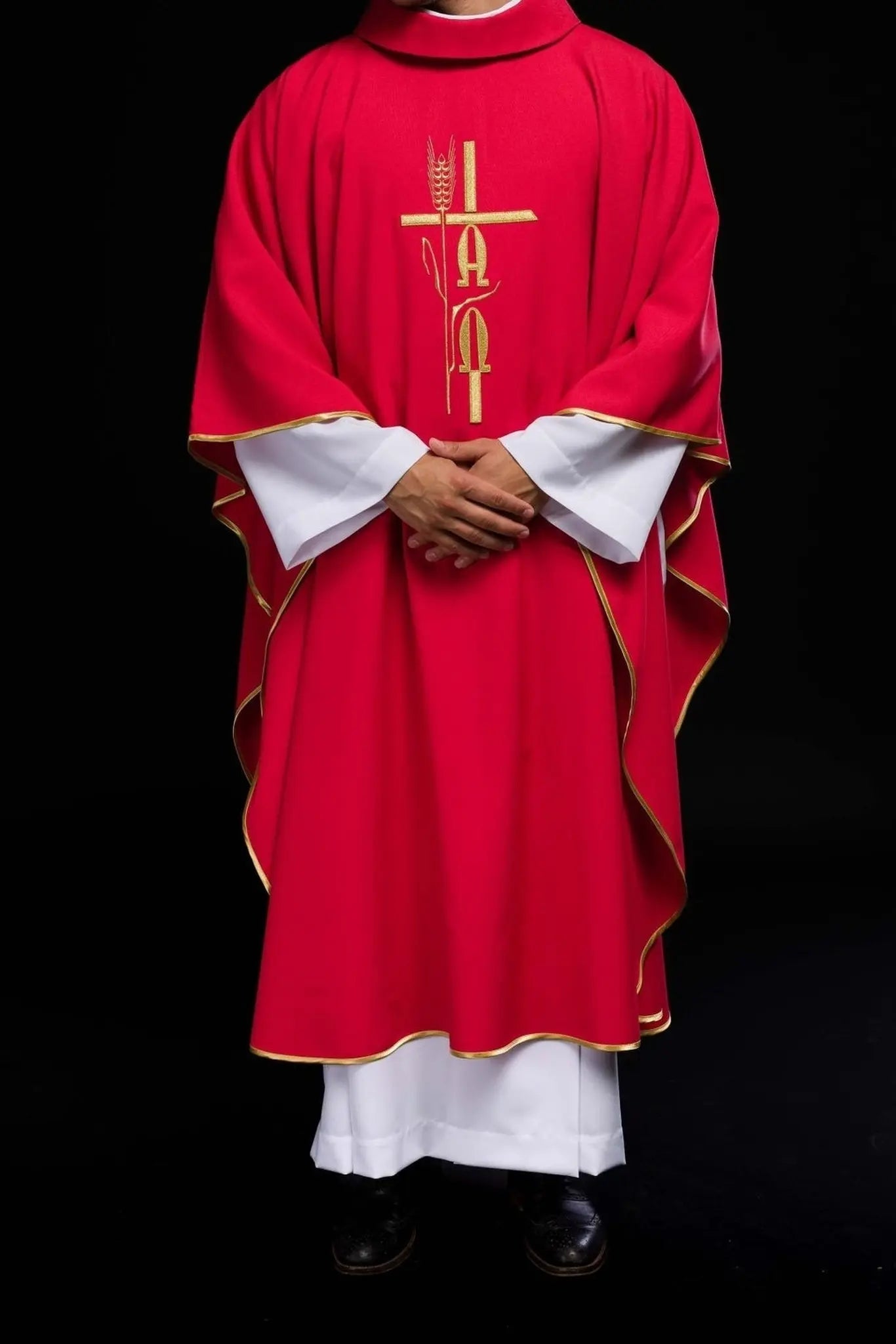 Chasuble rouge avec broderie Alpha Omega