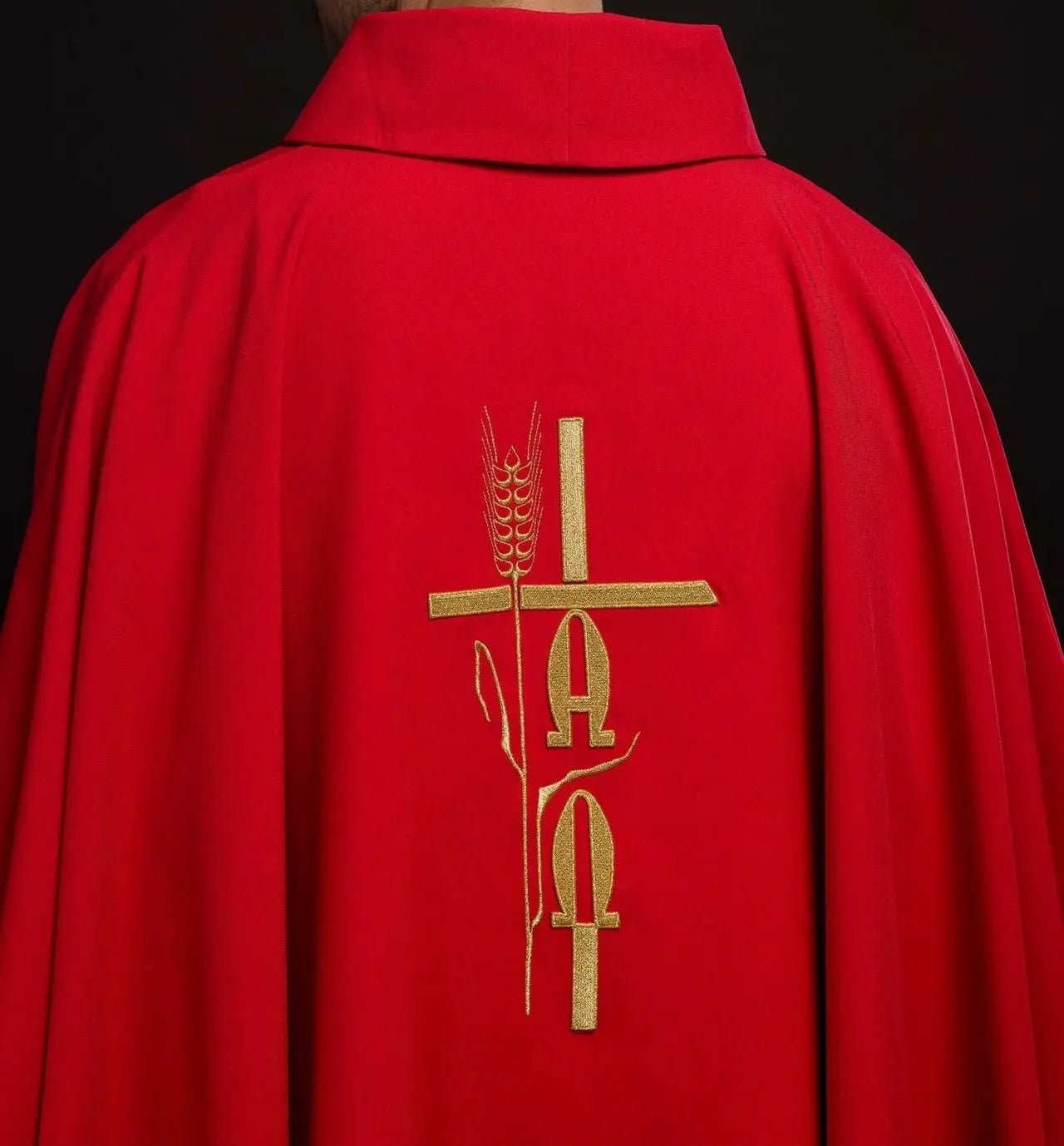 Chasuble rouge avec broderie Alpha Omega