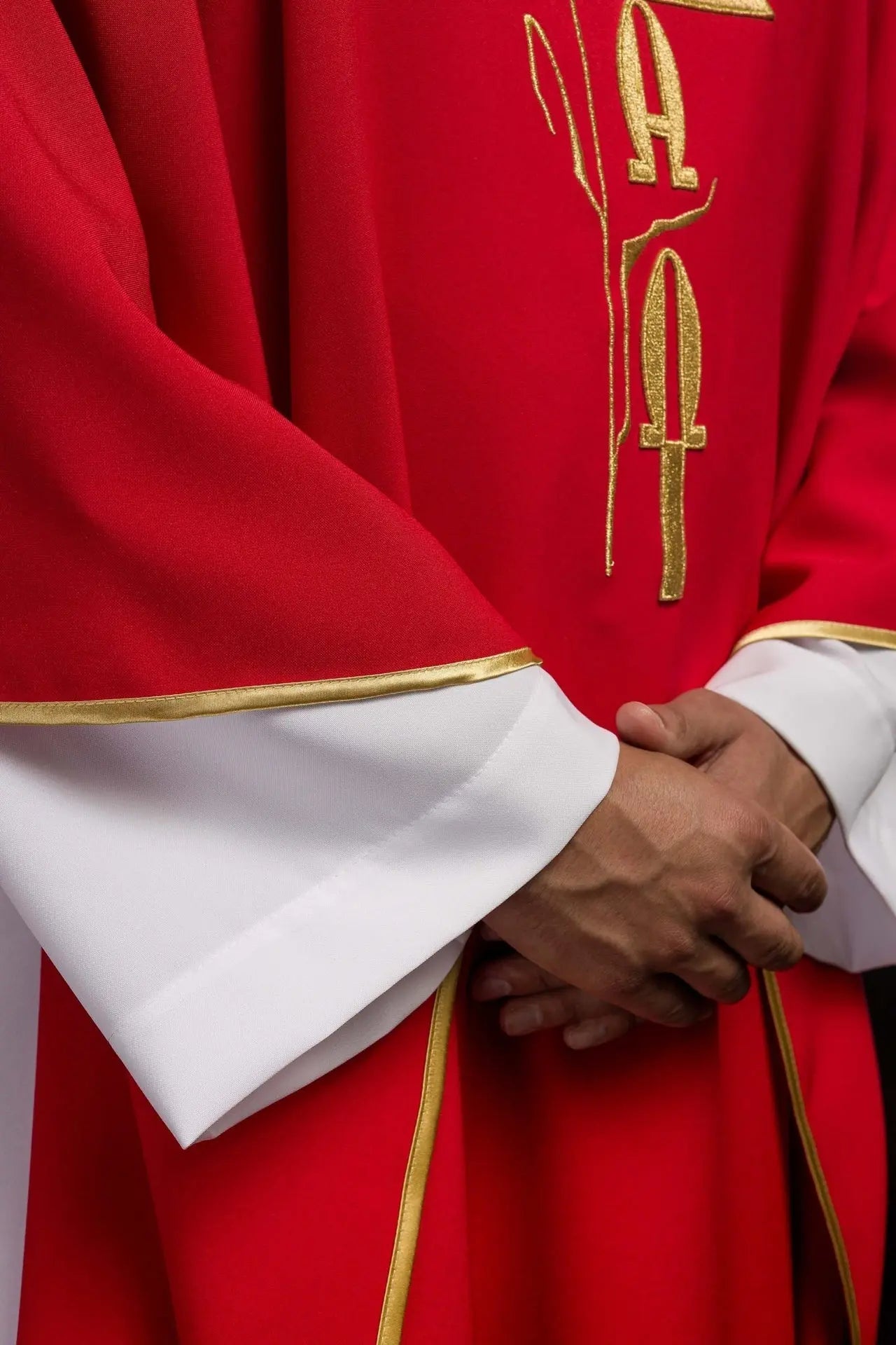 Chasuble rouge avec broderie Alpha Omega